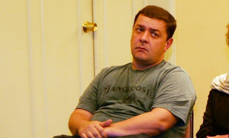 A CPMI (Comissão Parlamentar Mista de Inquérito) do INSS (Instituto Nacional do Seguro Social) pediu ao STF (Supremo Tribunal Federal) proteção especial ao informante da PF (Polícia Federal) e do próprio colegiado que denunciou o empresário Fábio Luís Lula da Silva, o Lulinha.nO pedido foi feito durante reunião entre o presidente da CPMI, senador Carlos Viana (Podemos-MG), o relator Alfredo Gaspar (União-AL), com o relator do caso no STF, ministro André Mendonça, que teria sinalizado atenção ao caso.nComo mostrou a CNN na semana passada, o informante — que pediu para não ter seu nome divulgado —- afirmou ao STF que corre risco de vida e pediu proteção policial do Estado.nnEm depoimentos prestados à PF em 2025, ele afirmou que o empresário Antonio Carlos Camilo Antunes, conhecido como “careca do INSS”, pagava mesadas a Lulinha em troca de acesso a órgãos de saúde do governo do presidente Luiz Inácio Lula da Silva (PT) para a venda de produtos ligados ao canabidiol. As defesas de Camilo e de Lulinha negam as acusações.nSegundo a defesa, após prestar depoimento, o delator passou a sofrer exposição indevida, agravada por vazamentos de informações sobre suas declarações. Os advogados também relatam indícios de que imagens dele e de familiares, especialmente de sua filha, teriam sido retiradas de redes sociais e compartilhadas com terceiros.nA defesa sustenta que a preservação da integridade física e psicológica do delator é necessária não apenas para sua proteção pessoal, mas também para garantir a continuidade das investigações de forma segura.nAfirmam que “sua atuação limitou-se ao cumprimento de dever cívico, ao colaborar com as autoridades mediante o fornecimento de informações relevantes e que viabilizaram providências relevantes pelos órgãos encarregados da investigação em curso”.nA petição sustenta ainda que, nesse contexto, a preservação de sua integridade física e psicológica é necessária para garantir que a elucidação dos fatos ocorra de forma segura e eficaz.nhttps://www.youtube.com/watch?v=8CdF25g-5v8