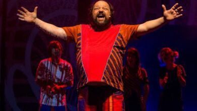 A música brasileira perdeu, na madrugada deste domingo (7), um de seus maiores expoentes da percussão corporal e da pesquisa de ritmos populares.nMarcelo Pretto, integrante do grupo Barbatuques, faleceu aos 58 anos no Hospital Alvorada, em São Paulo. O músico, que enfrentava um quadro de diabetes avançada, não resistiu às complicações da doença.nnCorpo humano como instrumentonConhecido entre os amigos e parceiros de palco pelo apelido de Mitsu, Pretto era figura central na construção da identidade sonora do Barbatuques, grupo paulistano criado em 1995 que elevou o corpo humano ao status de instrumento musical completo.nPretto chegou ao coletivo em 1999 e tornou-se uma das figuras centrais da música percussiva no Brasil. Ele também integrou o grupo A Barca por mais de 15 anos, dedicando-se à pesquisa e preservação da música brasileira tradicional. nCom um currículo extenso, o músico já emprestou seu talento a mais de 50 álbuns de diferentes artistas, acumulando participações em palcos nacionais e internacionais. nVoz que ecoanApaixonado pela riqueza e vasta dimensão da cancioneiro popular, Pretto tinha como marca registrada versatilidade vocal e presença de espírito no palco. "Marcelo deixa um legado artístico imenso, que vai muito além de sua participação no Barbatuques. Pesquisador da música e das manifestações culturais populares da música brasileira, Mitsu foi uma fonte de inspiração para nós.nSua voz única e presença marcante seguirão ecoando na música e, principalmente, em nossos corações", expressa nota divulgada pelo grupo na manhã deste domingo.nhttps://stories.cnnbrasil.com.br/entretenimento/hermeto-pascoal-relembre-carreira-do-bruxo-da-musica-brasileira/