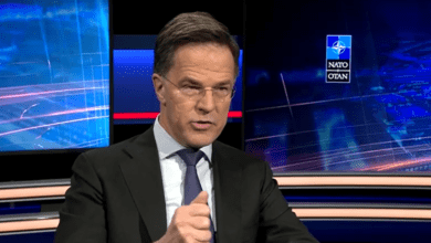 Um incidente envolvendo um míssil que se dirigia à Turquia na quarta-feira (4), em meio à guerra em curso com o Irã, não é motivo imediato para acionar o Artigo 5 de defesa mútua da Otan, disse o secretário-geral da aliança, Mark Rutte, à Reuters nesta quinta-feira (5).n“Ninguém está falando sobre o Artigo 5”, afirmou Rutte. “O mais importante é que nossos adversários viram ontem que a Otan é muito forte e muito vigilante.”nO Artigo 5 da Otan estabelece que um ataque contra um dos membros da aliança é considerado um ataque contra todos os demais.nnRutte disse que a Otan apoia os Estados Unidos nos ataques contra o Irã, pois o país estava “próximo de se tornar uma ameaça também para a Europa”.nÀ medida que a guerra entre EUA e Irã entrava em seu sexto dia, o conflito se expandiu além dos países do Golfo e chegou à Ásia, abalando os mercados globais e levando milhares de turistas e residentes retidos a tentar deixar o Oriente Médio.nFrançanRutt também disse que o discurso do presidente da França, Emmanuel Macron, sobre dissuasão nuclear não foi motivado por preocupação com o compromisso dos Estados Unidos como aliado, já que Washington está totalmente comprometido com a Otan (Organização do Tratado do Atlântico Norte), disse o chefe da aliança, Mark Rutte, à Reuters.n“Isso não tem nada a ver com qualquer preocupação em relação aos EUA”, disse Rutte em entrevista. “E, de forma mais geral, estou absolutamente convencido de que os Estados Unidos estão completamente comprometidos com a Otan.”nMacron disse na segunda-feira que a França aumentará o tamanho de seu arsenal nuclear e fortalecerá sua capacidade de dissuasão, com um risco crescente de conflitos globais ultrapassarem o limiar nuclear.n“Estamos passando por um período de turbulência geopolítica repleto de riscos”, disse Macron em um discurso proferido em uma base submarina na Bretanha, acrescentando ser necessário um “endurecimento” do modelo de dissuasão francês.nA França tem criticado o ataque dos Estados Unidos e de Israel ao Irã. O presidente Emmanuel Macron afirmou que a operação ocorreu “fora do marco do direito internacional, algo que não podemos aprovar”.nNo entanto, com a rápida expansão do conflito pelo Oriente Médio, o país reposicionou mais meios militares ao enviar seu porta-aviões nuclear Charles de Gaulle e fragatas de escolta para o Mediterrâneo.nO que está acontecendo no Oriente Médio?nOs Estados Unidos e Israel iniciaram no sábado (28) uma onda de ataques contra o Irã, em meio a tensões sobre o programa nuclear iraniano.nO regime dos aiatolás iniciou retaliação contra países do Oriente Médio que abrigam bases militares norte-americanas, entre eles: Emirados Árabes Unidos, Catar, Bahrein, Kuwait, Jordânia e Iraque.nNo domingo, a mídia estatal iraniana anunciou que seu líder supremo, o aiatolá Ali Khamenei, foi uma das vítimas feitas pelos ataques norte-americanos e israelenses.nhttps://youtu.be/C_9BQ8-cf0w?si=WbVYplN7wJOCRmzlnApós o anúncio da morte de Khamenei, o Irã ameaçou lançar a "ofensiva mais pesada" da história. O presidente iraniano, Masoud Pezeshkian, afirmou que o país persa considera se vingar pelos ataques de Israel e dos Estados Unidos como um "direito e dever legítimo".nEm resposta, Trump ameaçou o Irã contra os ataques retaliatórios, dizendo "é melhor que eles não façam isso, porque se fizerem, nós os atingiremos com uma força nunca antes vista". As agressões entre as partes seguem neste domingo.nhttps://stories.cnnbrasil.com.br/internacional/por-que-os-eua-querem-mudanca-de-regime-no-ira/