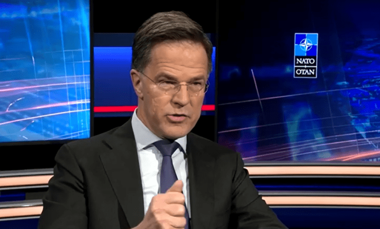 Um incidente envolvendo um míssil que se dirigia à Turquia na quarta-feira (4), em meio à guerra em curso com o Irã, não é motivo imediato para acionar o Artigo 5 de defesa mútua da Otan, disse o secretário-geral da aliança, Mark Rutte, à Reuters nesta quinta-feira (5).n“Ninguém está falando sobre o Artigo 5”, afirmou Rutte. “O mais importante é que nossos adversários viram ontem que a Otan é muito forte e muito vigilante.”nO Artigo 5 da Otan estabelece que um ataque contra um dos membros da aliança é considerado um ataque contra todos os demais.nnRutte disse que a Otan apoia os Estados Unidos nos ataques contra o Irã, pois o país estava “próximo de se tornar uma ameaça também para a Europa”.nÀ medida que a guerra entre EUA e Irã entrava em seu sexto dia, o conflito se expandiu além dos países do Golfo e chegou à Ásia, abalando os mercados globais e levando milhares de turistas e residentes retidos a tentar deixar o Oriente Médio.nFrançanRutt também disse que o discurso do presidente da França, Emmanuel Macron, sobre dissuasão nuclear não foi motivado por preocupação com o compromisso dos Estados Unidos como aliado, já que Washington está totalmente comprometido com a Otan (Organização do Tratado do Atlântico Norte), disse o chefe da aliança, Mark Rutte, à Reuters.n“Isso não tem nada a ver com qualquer preocupação em relação aos EUA”, disse Rutte em entrevista. “E, de forma mais geral, estou absolutamente convencido de que os Estados Unidos estão completamente comprometidos com a Otan.”nMacron disse na segunda-feira que a França aumentará o tamanho de seu arsenal nuclear e fortalecerá sua capacidade de dissuasão, com um risco crescente de conflitos globais ultrapassarem o limiar nuclear.n“Estamos passando por um período de turbulência geopolítica repleto de riscos”, disse Macron em um discurso proferido em uma base submarina na Bretanha, acrescentando ser necessário um “endurecimento” do modelo de dissuasão francês.nA França tem criticado o ataque dos Estados Unidos e de Israel ao Irã. O presidente Emmanuel Macron afirmou que a operação ocorreu “fora do marco do direito internacional, algo que não podemos aprovar”.nNo entanto, com a rápida expansão do conflito pelo Oriente Médio, o país reposicionou mais meios militares ao enviar seu porta-aviões nuclear Charles de Gaulle e fragatas de escolta para o Mediterrâneo.nO que está acontecendo no Oriente Médio?nOs Estados Unidos e Israel iniciaram no sábado (28) uma onda de ataques contra o Irã, em meio a tensões sobre o programa nuclear iraniano.nO regime dos aiatolás iniciou retaliação contra países do Oriente Médio que abrigam bases militares norte-americanas, entre eles: Emirados Árabes Unidos, Catar, Bahrein, Kuwait, Jordânia e Iraque.nNo domingo, a mídia estatal iraniana anunciou que seu líder supremo, o aiatolá Ali Khamenei, foi uma das vítimas feitas pelos ataques norte-americanos e israelenses.nhttps://youtu.be/C_9BQ8-cf0w?si=WbVYplN7wJOCRmzlnApós o anúncio da morte de Khamenei, o Irã ameaçou lançar a "ofensiva mais pesada" da história. O presidente iraniano, Masoud Pezeshkian, afirmou que o país persa considera se vingar pelos ataques de Israel e dos Estados Unidos como um "direito e dever legítimo".nEm resposta, Trump ameaçou o Irã contra os ataques retaliatórios, dizendo "é melhor que eles não façam isso, porque se fizerem, nós os atingiremos com uma força nunca antes vista". As agressões entre as partes seguem neste domingo.nhttps://stories.cnnbrasil.com.br/internacional/por-que-os-eua-querem-mudanca-de-regime-no-ira/