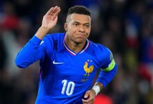 O atacante Kylian Mbappé afirmou estar totalmente recuperado de uma lesão no joelho e declarou que pretende disputar todos os jogos restantes do Real Madrid na reta final da temporada, como parte da preparação para a Copa do Mundo.nAos 27 anos, o jogador ficou fora de quatro partidas do Campeonato Espanhol em 2026 devido a um problema persistente no joelho, ainda decorrente da temporada anterior.nNo entanto, voltou a atuar no último domingo, saindo do banco de reservas aos 64 minutos na vitória por 3 a 2 sobre o Atlético de Madrid.nMbappé também foi convocado para a seleção da França para os amistosos contra o Brasil, no dia 26 de março, e contra a Colômbia, três dias depois. As partidas serão disputadas nos Estados Unidos, um dos países-sede da Copa do Mundo, ao lado de Canadá e México.nnO torneio será realizado entre 11 de junho e 19 de julho.n“Estou 100% recuperado”, afirmou Mbappé ao jornal AS.nO atacante destacou ainda que pretende repetir a preparação adotada nos últimos Mundiais. “Me preparei para as duas últimas Copas da melhor forma possível, que é jogando, marcando gols, conquistando títulos e lutando até o último minuto pelo meu clube. Este ano vou fazer o mesmo para chegar na melhor forma”, disse.nA França está no Grupo I da Copa do Mundo, ao lado de Noruega, Senegal e do vencedor de um playoff intercontinental.nhttps://www.youtube.com/watch?v=z-33Z-jAllY