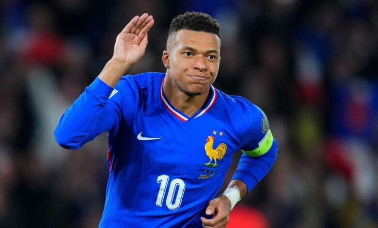 O atacante Kylian Mbappé afirmou estar totalmente recuperado de uma lesão no joelho e declarou que pretende disputar todos os jogos restantes do Real Madrid na reta final da temporada, como parte da preparação para a Copa do Mundo.nAos 27 anos, o jogador ficou fora de quatro partidas do Campeonato Espanhol em 2026 devido a um problema persistente no joelho, ainda decorrente da temporada anterior.nNo entanto, voltou a atuar no último domingo, saindo do banco de reservas aos 64 minutos na vitória por 3 a 2 sobre o Atlético de Madrid.nMbappé também foi convocado para a seleção da França para os amistosos contra o Brasil, no dia 26 de março, e contra a Colômbia, três dias depois. As partidas serão disputadas nos Estados Unidos, um dos países-sede da Copa do Mundo, ao lado de Canadá e México.nnO torneio será realizado entre 11 de junho e 19 de julho.n“Estou 100% recuperado”, afirmou Mbappé ao jornal AS.nO atacante destacou ainda que pretende repetir a preparação adotada nos últimos Mundiais. “Me preparei para as duas últimas Copas da melhor forma possível, que é jogando, marcando gols, conquistando títulos e lutando até o último minuto pelo meu clube. Este ano vou fazer o mesmo para chegar na melhor forma”, disse.nA França está no Grupo I da Copa do Mundo, ao lado de Noruega, Senegal e do vencedor de um playoff intercontinental.nhttps://www.youtube.com/watch?v=z-33Z-jAllY