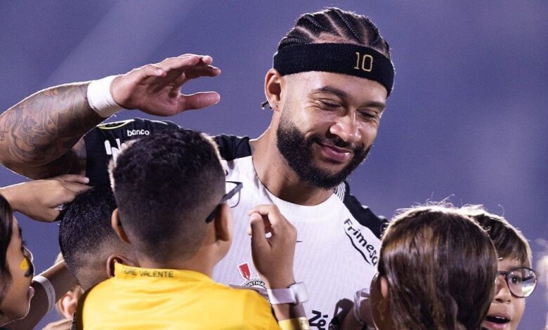 Marcelo Paz, executivo de futebol do Corinthians, falou nesta segunda-feira (23) sobre as conversas para renovar o contrato do atacante Memphis Depay, válido até junho deste ano. O dirigente reforçou a vontade das partes para estender o vínculo, mas destacou as dificuldades financeiras para formalizar um novo acordo.nSincero sobre o tema, Paz afirmou que o Timão tem buscado soluções criativas para conseguir renovar com o holandês, que tem o maior salário do elenco. Além disso, o clube acumula uma dívida que passa dos R$ 40 milhões com o jogador.n"Nosso desejo é que ele (Memphis) permaneça. Ele já demonstrou claramente o desejo de permanecer, e a nossa ideia é resolver isso antes da Copa do Mundo, para que ele já vá para o Mundial, e certamente será convocado, com isso resolvido. Requer uma engenharia financeira. O Corinthians está passando por uma reestruturação financeira, estamos sendo extremamente rigorosos nesse aspecto. Não gastamos na janela de transferências", disse Marcelo em entrevista na Fut Summit.nn"Queremos a permanência do Memphis e sabemos do desafio financeiro. Estamos buscando alternativas criativas, parceiros comerciais que podem ajudar na permanência dele e acreditamos que vai dar certo. Tem o desejo do Corinthians e do jogador. Ele gera um impacto de mídia muito grande, e o Corinthians está sendo transparente com o Memphis, com estafe dele, imprensa e torcedor. Esperamos que isso seja resolvido antes da Copa do Mundo", complementou.nEnquanto busca a renovação com o Timão, Memphis amarga mais uma lesão. O holandês sentiu um desconforto na coxa direita durante o empate por 1 a 1 com o Flamengo, no último domingo (22). A tendência é que ele desfalque a Seleção Holandesa nesta Data Fifa.nPelo Corinthians, Memphis acumula 20 gols e 15 assistências em 77 jogos (61 como titular). O astro foi contratado em meados de 2024, na gestão de Augusto Melo.nhttps://stories.cnnbrasil.com.br/esportes/conheca-o-jato-de-cristiano-ronaldo-avaliado-em-mais-de-r-380-milhoes/