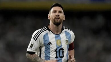 A partida da Finalíssima entre Espanha e Argentina, marcada para o dia 27 de março no Catar, foi cancelada por causa dos conflitos em andamento no Oriente Médio, informou a Uefa neste domingo (15).nDe acordo com a ESPN, o argentino Lionel Messi não teve qualquer participação na decisão, apesar das especulações que circularam nas redes sociais. Fontes ouvidas pela emissora disseram que o jogador via o confronto como uma oportunidade de conquistar mais um título e também como preparação importante antes da Copa do Mundo de 2026.nnA Finalíssima colocaria frente a frente a campeã da Eurocopa 2024, Espanha, e a vencedora da Copa América 2024, Argentina. O duelo também poderia marcar o primeiro encontro em campo entre a jovem promessa espanhola Lamine Yamal, de 18 anos, e Messi, de 38.nNo entanto, após ataques militares recentes envolvendo Estados Unidos, Israel e Irã, e o aumento da instabilidade na região, os organizadores consideraram o Catar inseguro para receber a partida.nEm comunicado, a Uefa afirmou que tentou encontrar alternativas para realizar o jogo em outro local ou data, mas não houve acordo com a Associação do Futebol Argentino.nAtual campeã mundial, a Argentina estreia na Copa do Mundo de 2026 em 16 de junho contra a Argélia, em Kansas City. Já a Espanha enfrenta Cabo Verde um dia antes, em Atlanta.nO Mundial será sediado por Estados Unidos, México e Canadá. A final está marcada para o MetLife Stadium, em Nova Jersey, no dia 19 de julho.nhttps://stories.cnnbrasil.com.br/esportes/o-que-acontece-se-o-ira-nao-disputar-a-copa-do-mundo/
