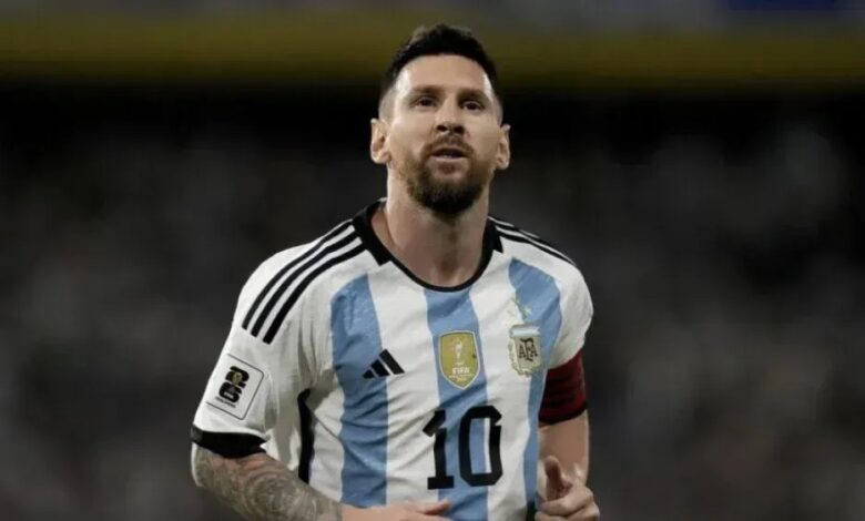 A partida da Finalíssima entre Espanha e Argentina, marcada para o dia 27 de março no Catar, foi cancelada por causa dos conflitos em andamento no Oriente Médio, informou a Uefa neste domingo (15).nDe acordo com a ESPN, o argentino Lionel Messi não teve qualquer participação na decisão, apesar das especulações que circularam nas redes sociais. Fontes ouvidas pela emissora disseram que o jogador via o confronto como uma oportunidade de conquistar mais um título e também como preparação importante antes da Copa do Mundo de 2026.nnA Finalíssima colocaria frente a frente a campeã da Eurocopa 2024, Espanha, e a vencedora da Copa América 2024, Argentina. O duelo também poderia marcar o primeiro encontro em campo entre a jovem promessa espanhola Lamine Yamal, de 18 anos, e Messi, de 38.nNo entanto, após ataques militares recentes envolvendo Estados Unidos, Israel e Irã, e o aumento da instabilidade na região, os organizadores consideraram o Catar inseguro para receber a partida.nEm comunicado, a Uefa afirmou que tentou encontrar alternativas para realizar o jogo em outro local ou data, mas não houve acordo com a Associação do Futebol Argentino.nAtual campeã mundial, a Argentina estreia na Copa do Mundo de 2026 em 16 de junho contra a Argélia, em Kansas City. Já a Espanha enfrenta Cabo Verde um dia antes, em Atlanta.nO Mundial será sediado por Estados Unidos, México e Canadá. A final está marcada para o MetLife Stadium, em Nova Jersey, no dia 19 de julho.nhttps://stories.cnnbrasil.com.br/esportes/o-que-acontece-se-o-ira-nao-disputar-a-copa-do-mundo/