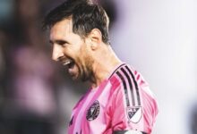 Lionel Messi atingiu mais um marco expressivo na carreira ao superar Pelé em número de gols de falta. O feito aconteceu na vitória do Inter Miami por 3 a 2 sobre o New York City FC, pela MLS (Major League Soccer).nAos 38 anos, o argentino chegou ao 71º gol de falta na carreira ao marcar aos 61 minutos, em cobrança de falta que resultou no empate em 2 a 2.nnCom isso, o camisa 10 ultrapassa Pelé, que marcou 70 gols de falta ao longo da carreira.nJuninho Pernambucano detém o recorde históriconApesar da conquista, Messi ainda persegue o recorde mundial, pertencente ao brasileiro Juninho Pernambucano, que soma 77 gols em cobranças de falta.nO argentino agora está a seis gols de igualar o ex-meio-campista brasileiro, reconhecido como um dos maiores especialistas em bolas paradas na história do futebol.nhttps://stories.cnnbrasil.com.br/esportes/em-encontro-com-trump-messi-ouve-que-e-melhor-que-pele-entenda/