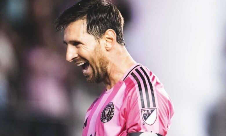 Lionel Messi atingiu mais um marco expressivo na carreira ao superar Pelé em número de gols de falta. O feito aconteceu na vitória do Inter Miami por 3 a 2 sobre o New York City FC, pela MLS (Major League Soccer).nAos 38 anos, o argentino chegou ao 71º gol de falta na carreira ao marcar aos 61 minutos, em cobrança de falta que resultou no empate em 2 a 2.nnCom isso, o camisa 10 ultrapassa Pelé, que marcou 70 gols de falta ao longo da carreira.nJuninho Pernambucano detém o recorde históriconApesar da conquista, Messi ainda persegue o recorde mundial, pertencente ao brasileiro Juninho Pernambucano, que soma 77 gols em cobranças de falta.nO argentino agora está a seis gols de igualar o ex-meio-campista brasileiro, reconhecido como um dos maiores especialistas em bolas paradas na história do futebol.nhttps://stories.cnnbrasil.com.br/esportes/em-encontro-com-trump-messi-ouve-que-e-melhor-que-pele-entenda/