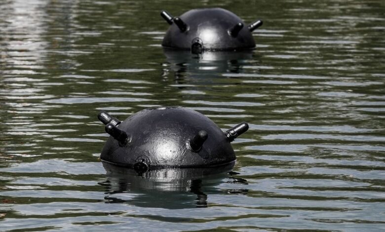 Não há evidências claras de que o Irã tenha colocado minas no Estreito de Ormuz, afirmou o secretário de Defesa dos Estados Unidos, Pete Hegseth, em uma coletiva de imprensa nesta sexta-feira (13).nA avaliação de Hegseth contrasta com reportagens do início da semana que sugeriam que o Irã havia implantado cerca de uma dúzia de minas no Estreito de Ormuz, a principal via de escoamento de um quinto do petróleo mundial.nQuestionado sobre a possibilidade de minas no Estreito, Hegseth disse: "Ouvimos eles falarem sobre isso, assim como vocês noticiaram de forma irresponsável e precipitada. Mas... não temos nenhuma evidência clara disso."nOs comentários de Hegseth vêm em um momento em que os Estados Unidos e outros países enfrentam a disparada dos preços do petróleo e do gás, com a guerra entre EUA-Israel contra o Irã entrando em seu 14º dia, e o preço do petróleo próximo a US$ 100 o barril nesta sexta-feira.nnhttps://stories.cnnbrasil.com.br/internacional/entenda-como-funcionam-as-minas-usadas-pelo-ira-no-estreito-de-ormuz/nhttps://youtu.be/aJ1zi7rq3Mw?si=-QuIsH7a0hQcvbdd