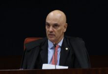O ministro Alexandre de Moraes, do STF (Supremo Tribunal Federal), vai analisar o pedido de prisão domiciliar feito pela defesa de Jair Bolsonaro (PL) depois da realização de uma perícia médica no ex-presidente.nBolsonaro está internado há uma semana em um hospital de Brasília com broncopneumonia. Apesar da melhora no quadro de saúde, Bolsonaro segue sem previsão de alta.nOs advogados defendem desde o final do ano passado a transferência para prisão domiciliar.nnMoraes vai determinar a realização de uma perícia médica depois que o ex-presidente deixar o hospital. A medida já foi tomada outras vezes pelo ministro diante de solicitações da defesa de Bolsonaro.nNos últimos meses, Moraes rejeitou ao menos quatro pedidos similares. O entendimento do ministro, corroborado por laudos periciais, é o de que o atendimento médico à disposição de Bolsonaro na Papudinha é suficiente e eficaz.nBolsonaro foi condenado a 27 anos e três meses por tentativa de golpe. O ex-presidente cumpre a pena no 19º Batalhão da Polícia Militar, no Complexo Penitenciário da Papuda, em Brasília (DF), desde janeiro.nAliados de Bolsonaro apostam em uma decisão concedendo a prisão domiciliar ao ex-presidente como forma de Moraes tentar aliviar a pressão sobre o tribunal diante da crise do Banco Master.nO senador Flávio Bolsonaro (PL-RJ), filho do ex-presidente e pré-candidato à Presidência, se reuniu nesta semana com Moraes para reforçar o pedido apresentado pelos advogados de Bolsonaro.nAo visitar Moraes e endossar o apelo ao ministro, Flávio repetiu o que fizeram, nos últimos meses, o governador de São Paulo, Tarcísio Gomes de Freitas (Republicanos), e a ex-primeira-dama Michelle Bolsonaro (PL).nEm 4 de agosto, Moraes decretou a prisão domiciliar após o ex-presidente descumprir medidas cautelares impostas pelo STF. nQuatro meses depois, no dia 22 de novembro, o ex-presidente foi preso preventivamente pela Polícia Federal após violar a tornozeleira eletrônica. Moraes determinou na ocasião a transferência de Bolsonaro para a Superintendência da PF em Brasília.nhttps://www.youtube.com/watch?v=7_F9Vj613xQ