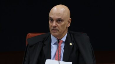 O ministro Alexandre de Moraes, do STF (Supremo Tribunal Federal), vai analisar o pedido de prisão domiciliar feito pela defesa de Jair Bolsonaro (PL) depois da realização de uma perícia médica no ex-presidente.nBolsonaro está internado há uma semana em um hospital de Brasília com broncopneumonia. Apesar da melhora no quadro de saúde, Bolsonaro segue sem previsão de alta.nOs advogados defendem desde o final do ano passado a transferência para prisão domiciliar.nnMoraes vai determinar a realização de uma perícia médica depois que o ex-presidente deixar o hospital. A medida já foi tomada outras vezes pelo ministro diante de solicitações da defesa de Bolsonaro.nNos últimos meses, Moraes rejeitou ao menos quatro pedidos similares. O entendimento do ministro, corroborado por laudos periciais, é o de que o atendimento médico à disposição de Bolsonaro na Papudinha é suficiente e eficaz.nBolsonaro foi condenado a 27 anos e três meses por tentativa de golpe. O ex-presidente cumpre a pena no 19º Batalhão da Polícia Militar, no Complexo Penitenciário da Papuda, em Brasília (DF), desde janeiro.nAliados de Bolsonaro apostam em uma decisão concedendo a prisão domiciliar ao ex-presidente como forma de Moraes tentar aliviar a pressão sobre o tribunal diante da crise do Banco Master.nO senador Flávio Bolsonaro (PL-RJ), filho do ex-presidente e pré-candidato à Presidência, se reuniu nesta semana com Moraes para reforçar o pedido apresentado pelos advogados de Bolsonaro.nAo visitar Moraes e endossar o apelo ao ministro, Flávio repetiu o que fizeram, nos últimos meses, o governador de São Paulo, Tarcísio Gomes de Freitas (Republicanos), e a ex-primeira-dama Michelle Bolsonaro (PL).nEm 4 de agosto, Moraes decretou a prisão domiciliar após o ex-presidente descumprir medidas cautelares impostas pelo STF. nQuatro meses depois, no dia 22 de novembro, o ex-presidente foi preso preventivamente pela Polícia Federal após violar a tornozeleira eletrônica. Moraes determinou na ocasião a transferência de Bolsonaro para a Superintendência da PF em Brasília.nhttps://www.youtube.com/watch?v=7_F9Vj613xQ