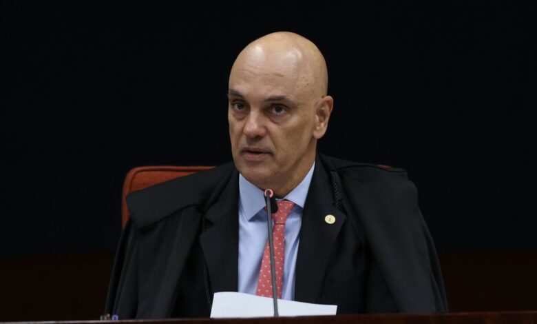 O ministro Alexandre de Moraes, do STF (Supremo Tribunal Federal), vai analisar o pedido de prisão domiciliar feito pela defesa de Jair Bolsonaro (PL) depois da realização de uma perícia médica no ex-presidente.nBolsonaro está internado há uma semana em um hospital de Brasília com broncopneumonia. Apesar da melhora no quadro de saúde, Bolsonaro segue sem previsão de alta.nOs advogados defendem desde o final do ano passado a transferência para prisão domiciliar.nnMoraes vai determinar a realização de uma perícia médica depois que o ex-presidente deixar o hospital. A medida já foi tomada outras vezes pelo ministro diante de solicitações da defesa de Bolsonaro.nNos últimos meses, Moraes rejeitou ao menos quatro pedidos similares. O entendimento do ministro, corroborado por laudos periciais, é o de que o atendimento médico à disposição de Bolsonaro na Papudinha é suficiente e eficaz.nBolsonaro foi condenado a 27 anos e três meses por tentativa de golpe. O ex-presidente cumpre a pena no 19º Batalhão da Polícia Militar, no Complexo Penitenciário da Papuda, em Brasília (DF), desde janeiro.nAliados de Bolsonaro apostam em uma decisão concedendo a prisão domiciliar ao ex-presidente como forma de Moraes tentar aliviar a pressão sobre o tribunal diante da crise do Banco Master.nO senador Flávio Bolsonaro (PL-RJ), filho do ex-presidente e pré-candidato à Presidência, se reuniu nesta semana com Moraes para reforçar o pedido apresentado pelos advogados de Bolsonaro.nAo visitar Moraes e endossar o apelo ao ministro, Flávio repetiu o que fizeram, nos últimos meses, o governador de São Paulo, Tarcísio Gomes de Freitas (Republicanos), e a ex-primeira-dama Michelle Bolsonaro (PL).nEm 4 de agosto, Moraes decretou a prisão domiciliar após o ex-presidente descumprir medidas cautelares impostas pelo STF. nQuatro meses depois, no dia 22 de novembro, o ex-presidente foi preso preventivamente pela Polícia Federal após violar a tornozeleira eletrônica. Moraes determinou na ocasião a transferência de Bolsonaro para a Superintendência da PF em Brasília.nhttps://www.youtube.com/watch?v=7_F9Vj613xQ
