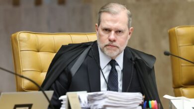 O ministro Dias Toffoli foi sorteado relator do pedido do deputado federal Rodrigo Rollemberg (PSB-DF) para que o STF (Supremo Tribunal Federal) obrigue a Câmara dos Deputados a abrir uma CPI sobre o caso do Banco Master.nO parlamentar conseguiu a assinatura de um terço dos parlamentares, mas o presidente da Casa, Hugo Motta (Republicanos-PB), não tomou nenhuma decisão a respeito.nRollemberg quer que o Supremo obrigue Motta a instalar a comissão. A resposta ao pedido caberá a Toffoli, que se afastou da relatoria do caso Master após revelações a respeito da relação dele com o dono da instituição financeira, Daniel Vorcaro.