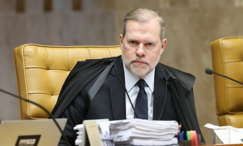 O ministro Dias Toffoli foi sorteado relator do pedido do deputado federal Rodrigo Rollemberg (PSB-DF) para que o STF (Supremo Tribunal Federal) obrigue a Câmara dos Deputados a abrir uma CPI sobre o caso do Banco Master.nO parlamentar conseguiu a assinatura de um terço dos parlamentares, mas o presidente da Casa, Hugo Motta (Republicanos-PB), não tomou nenhuma decisão a respeito.nRollemberg quer que o Supremo obrigue Motta a instalar a comissão. A resposta ao pedido caberá a Toffoli, que se afastou da relatoria do caso Master após revelações a respeito da relação dele com o dono da instituição financeira, Daniel Vorcaro.