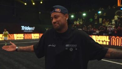 O meia-atacante Neymar, do Santos, viveu uma segunda-feira (16) conturbada com a não convocação à Seleção Brasileira na parte da tarde e uma participação na Kings League Brazil, em São Paulo, na noite. O jogador, inclusive, saiu em defensa do "parça" Cris Guedes, presidente da Furia na competição - assim como Neymar.nCris Guedes se envolveu in uma discussão com Luiz Camargo, integrante da cabine do DesimpaiN e que disparou contra o amigo de Neymar. "Se não fosse o Neymar, Cris Guedes estava comendo pão com casca de parede", afirmou, em meio a ofensas e em resposta a uma declaração do presidente da Furia.nnNeymar homenageou o amigo pelo Instagram, via Stories: "Comemos casca de parede lá atrás, e hoje comemos caviar juntos! Amizade é isso, estar nos momentos difíceis para que nos bons a gente possa desfrutar e relembrar tudo que passamos! Até o fim".nnnnnnnnnnnnnView this post on InstagramnnnnnnnnnnnnnnnnnnnnnnnA post shared by South America Memes (@southamericamemes)nnnnPosteriormente, Neymar agradeceu mensagens que recebeu ao longo do dia. O jogador sonha em disputar a Copa do Mundo de 2026 pela Seleção Brasileira, que terá a equipe definida após lista final em 18 de maio.n"Obrigado a todos pelas mensagens de carinho hoje! Confiem no processo, o que tiver que ser, será! Trabalhe no silêncio", completou Neymar.nNa Kings LeaguenNeymar chegou a converter um pênalti, mas a Furia foi batida pelo DesimpaiN por 7 a 4, pela fase classificatória da Kings League Brazil. A competição seguirá em São Paulo, enquanto o meia-atacante continua com os compromissos pelo Santos.nSantosnO Santos entrará em campo pela próxima vez contra o Internacional às 21h30 (de Brasília) de quarta-feira (18), na Vila Belmiro, na cidade do litoral de São Paulo, pela sétima rodada do Campeonato Brasileiro.nnO Alvinegro Praiano é o 14º colocado do Brasileirão, com 6 pontos. Já o Colorado é o lanterna, na 20ª posição, com apenas dois somados.nhttps://stories.cnnbrasil.com.br/esportes/qual-selecao-o-brasil-enfrentou-mais-vezes-nas-copas-confira/