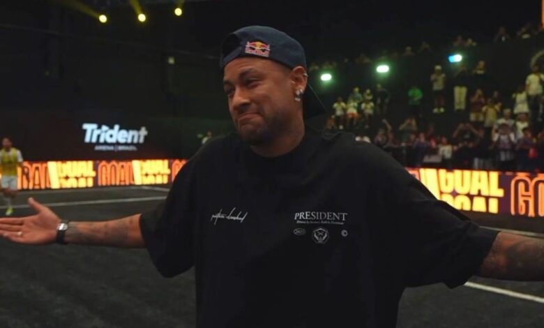 O meia-atacante Neymar, do Santos, viveu uma segunda-feira (16) conturbada com a não convocação à Seleção Brasileira na parte da tarde e uma participação na Kings League Brazil, em São Paulo, na noite. O jogador, inclusive, saiu em defensa do "parça" Cris Guedes, presidente da Furia na competição - assim como Neymar.nCris Guedes se envolveu in uma discussão com Luiz Camargo, integrante da cabine do DesimpaiN e que disparou contra o amigo de Neymar. "Se não fosse o Neymar, Cris Guedes estava comendo pão com casca de parede", afirmou, em meio a ofensas e em resposta a uma declaração do presidente da Furia.nnNeymar homenageou o amigo pelo Instagram, via Stories: "Comemos casca de parede lá atrás, e hoje comemos caviar juntos! Amizade é isso, estar nos momentos difíceis para que nos bons a gente possa desfrutar e relembrar tudo que passamos! Até o fim".nnnnnnnnnnnnnView this post on InstagramnnnnnnnnnnnnnnnnnnnnnnnA post shared by South America Memes (@southamericamemes)nnnnPosteriormente, Neymar agradeceu mensagens que recebeu ao longo do dia. O jogador sonha em disputar a Copa do Mundo de 2026 pela Seleção Brasileira, que terá a equipe definida após lista final em 18 de maio.n"Obrigado a todos pelas mensagens de carinho hoje! Confiem no processo, o que tiver que ser, será! Trabalhe no silêncio", completou Neymar.nNa Kings LeaguenNeymar chegou a converter um pênalti, mas a Furia foi batida pelo DesimpaiN por 7 a 4, pela fase classificatória da Kings League Brazil. A competição seguirá em São Paulo, enquanto o meia-atacante continua com os compromissos pelo Santos.nSantosnO Santos entrará em campo pela próxima vez contra o Internacional às 21h30 (de Brasília) de quarta-feira (18), na Vila Belmiro, na cidade do litoral de São Paulo, pela sétima rodada do Campeonato Brasileiro.nnO Alvinegro Praiano é o 14º colocado do Brasileirão, com 6 pontos. Já o Colorado é o lanterna, na 20ª posição, com apenas dois somados.nhttps://stories.cnnbrasil.com.br/esportes/qual-selecao-o-brasil-enfrentou-mais-vezes-nas-copas-confira/