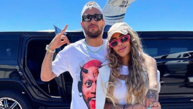 Desde 2014, o atacante Neymar acumulou um histórico curioso que envolve sua ausência em campo e o aniversário da irmã, Rafaella Santos, no dia 11 de março. E, na maioria das vezes, o camisa 10 esteve afastado por problemas físicos.nNeymar atuou em partidas em 2014, 2020 e 2022. Foram jogos em datas muito próximas ao aniversário de Rafaella. A lista inclui jogos do Barcelona, PSG e, agora, o Santos.nn&nbsp;nO Peixe confirmou que o craque sentiu um desconforto muscular e não está entre os relacionados para a partida contra o Mirassol nesta terça-feira (10), no Brasileirão.nAs ausências de Neymar em datas próximas ao aniversário da irmãnn2015 - suspenso no Barcelonan2016 - suspenso no Barcelonan2017 - lesionado no Barcelonan2018 - lesionado no PSGn2019 - lesionado no PSGn2021 - lesionado no PSGn2023 - lesionado no PSGn2024 - lesionado no Al-Hilaln2025 - lesionado no SantosnnAusência em 2025nCorinthians e Santos se enfrentaram pela semifinal do Campeonato Paulista no dia 9 de março. O Peixe perdeu por 2 a 1 e foi eliminado da competição.nNeymar não atuou nesta partida. Ele havia sentido um desconforto na coxa e foi poupado antes de entrar em campo. Dias antes, o craque curtiu o carnaval na Marquês de Sapucaí.nOs jogos de Neymar em 2014, 2020 e 2022nEm 2014, durante sua primeira temporada no Barcelona, o atacante entrou em campo um dia depois do aniversário de Rafaella (12 de março), em duelo de volta das oitavas de final da Champions League contra o Manchester City, uma vitória em 2 a 1.nEm 2020, Neymar era jogador do PSG e no dia 10 de março marcou um dos dois gols na vitória contra o Borussia Dortmund nas oitavas de final da Champions.nPor fim, em 2022, o meia jogou no dia 9 de março, pela Champions, na partida entre PSG e Real Madrid e, depois, no dia 13 ele entrou em campo contra o Bordeaux, no Campeonato Francês.nhttps://stories.cnnbrasil.com.br/esportes/o-que-acontece-se-o-ira-nao-disputar-a-copa-do-mundo/nhttps://www.youtube.com/watch?v=C7qv2wj1g7w