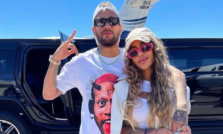 Desde 2014, o atacante Neymar acumulou um histórico curioso que envolve sua ausência em campo e o aniversário da irmã, Rafaella Santos, no dia 11 de março. E, na maioria das vezes, o camisa 10 esteve afastado por problemas físicos.nNeymar atuou em partidas em 2014, 2020 e 2022. Foram jogos em datas muito próximas ao aniversário de Rafaella. A lista inclui jogos do Barcelona, PSG e, agora, o Santos.nn&nbsp;nO Peixe confirmou que o craque sentiu um desconforto muscular e não está entre os relacionados para a partida contra o Mirassol nesta terça-feira (10), no Brasileirão.nAs ausências de Neymar em datas próximas ao aniversário da irmãnn2015 - suspenso no Barcelonan2016 - suspenso no Barcelonan2017 - lesionado no Barcelonan2018 - lesionado no PSGn2019 - lesionado no PSGn2021 - lesionado no PSGn2023 - lesionado no PSGn2024 - lesionado no Al-Hilaln2025 - lesionado no SantosnnAusência em 2025nCorinthians e Santos se enfrentaram pela semifinal do Campeonato Paulista no dia 9 de março. O Peixe perdeu por 2 a 1 e foi eliminado da competição.nNeymar não atuou nesta partida. Ele havia sentido um desconforto na coxa e foi poupado antes de entrar em campo. Dias antes, o craque curtiu o carnaval na Marquês de Sapucaí.nOs jogos de Neymar em 2014, 2020 e 2022nEm 2014, durante sua primeira temporada no Barcelona, o atacante entrou em campo um dia depois do aniversário de Rafaella (12 de março), em duelo de volta das oitavas de final da Champions League contra o Manchester City, uma vitória em 2 a 1.nEm 2020, Neymar era jogador do PSG e no dia 10 de março marcou um dos dois gols na vitória contra o Borussia Dortmund nas oitavas de final da Champions.nPor fim, em 2022, o meia jogou no dia 9 de março, pela Champions, na partida entre PSG e Real Madrid e, depois, no dia 13 ele entrou em campo contra o Bordeaux, no Campeonato Francês.nhttps://stories.cnnbrasil.com.br/esportes/o-que-acontece-se-o-ira-nao-disputar-a-copa-do-mundo/nhttps://www.youtube.com/watch?v=C7qv2wj1g7w