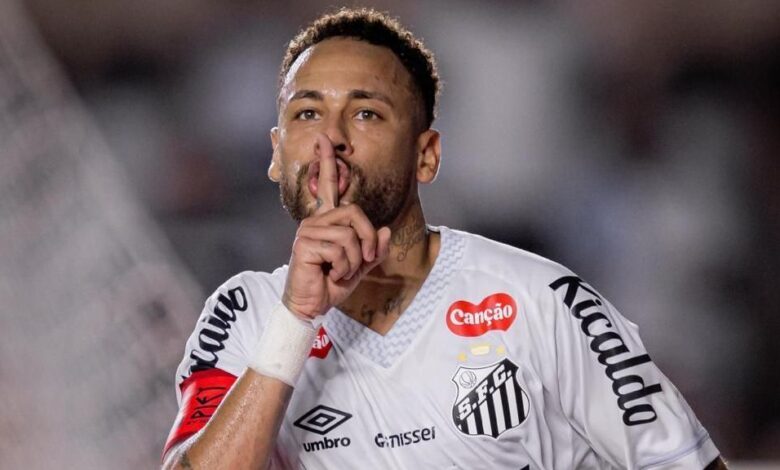 Neymar está praticamente fora da Copa do Mundo. Conversei com uma fonte dentro da CBF e a situação do camisa 10 do Santos é complicadíssima, por uma falta de convicção absoluta da CBF de que ele terá condições físicas para jogar a Copa do Mundo, por tudo que não jogou, e até por um mal-estar grande de bastidores do Neymar com a cúpula da CBF.nAs declarações do Neymar têm sido muito mal vistas pela CBF. Há um sentimento interno na CBF de que o Neymar tenta usar toda força de mídia, de torcida que ele tem para criar um "nós contra eles" dos seus fãs com a CBF e até com o Ancelotti.nnO que o Neymar fez no jogo do Mirassol deixou um mal-estar enorme dentro da CBF. O técnico da Seleção Brasileira estava bem longe de Mirassol. Ele pega um jato, depois ele pega estrada, chega para o jogo em cima da hora para ver o Neymar. Sai do jogo para chegar no Rio de Janeiro no outro dia já pelo início da manhã quase.nO entendimento da CBF é de que a CBF fez um sacrifício enorme para dar uma última uma oportunidade de ver o Neymar. E o Neymar não apenas não jogou, alegando controle de carga, como se quer foi no estádio.nO Neymar não foi ao estádio. O entendimento é que ele poderia pelo menos ter ido lá e ter conversado com Ancelotti, mostrando seu compromisso. E o Neymar não fez.nIsso foi muito ruim para ele dentro da CBF, isso foi muito mal visto pela cúpula da CBF a respeito do Neymar e hoje eu posso dizer que o Neymar é praticamente carta fora do baralho para a disputa da Copa do Mundo.nEle vai ter que fazer chover nesse esses poucos jogos que restam até a convocação da Copa do Mundo. Mas pela realidade de hoje, no dia 21 de março, a chance do Neymar estar na Copa do Mundo é praticamente zero.nhttps://stories.cnnbrasil.com.br/esportes/ancelotti-abre-o-jogo-sobre-presenca-de-neymar-na-copa-pode-estar/