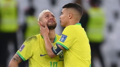 Thiago Silva, zagueiro do Porto e ex-capitão da Seleção Brasileira, fez coro pela convocação de Neymar para a disputa da Copa do Mundo.nO veterano de 41 anos afirmou que, caso o camisa 10 do Santos esteja em boas condições físicas, deve integrar o elenco brasileiro no Mundial.nn“Acho esse debate ruim. Na verdade, creio que nem deveria existir. Estando bem fisicamente e saudável, o Neymar tem de ir. Essa é a minha posição. Se eu fosse o treinador, ele estaria lá”, afirmou em entrevista ao jornal A Bola, de Portugal.nAdiante, Thiago relembrou quando enfrentou Neymar em 2025 no jogo entre Fluminense e Santos e comparou o impacto do atacante no jogo com o de Messi.n“Me lembro de um Fluminense x Santos, no Maracanã, em que ele voltava de lesão e começou no banco. Assim que ele entrou, a fisionomia dos nossos jogadores mudou. Não era medo, era uma apreensão por aquilo que ele poderia fazer a qualquer momento. Isso acontece em qualquer equipe: quando perde uma referência como o Neymar, o Messi ou o Vini Júnior, o adversário sente-se mais confortável. O Neymar em campo ajuda os outros”, disse.nhttps://stories.cnnbrasil.com.br/esportes/neymar-na-selecao-79-dos-torcedores-nao-querem-a-volta-do-jogador/n"Ele chama responsabilidade"nNa sequência, o zagueiro destacou feitos de Neymar pela Seleção e apontou que o atacante “chama a responsabilidade” ao longo das partidas.n“Ele chama a responsabilidade para si e isso permite que os companheiros joguem mais leves. É preciso entender o cenário que ele cria. Ele é o maior goleador da nossa seleção, superou o Pelé em gols. Quem é o Pelé para os brasileiros? Por vezes, nem há bem essa noção... E ele ultrapassou o Pelé. Eu convocaria já em março, para ele se sentir importante novamente”, iniciou.n“O atleta precisa de se sentir motivado e interessado. (...) Precisamos dele, porque ele é diferente de todos os outros atletas que temos. Se você perguntar ao Vini, ao Raphinha, ao Estêvão, ao João Pedro... O Neymar é a referência de todos. E facilita o trabalho dos que jogam ao lado dele. E dizem que ‘vão ter de correr pelo Neymar’. É lógico que sim! Vão ter de correr para ele, ele vai decidir a nosso favor. [Correram para um tal de Messi no último Mundial e todos vimos o que deu...] Claro”, acrescentou.nNeymar em 2026nRecuperado de lesão no joelho esquerdo, Neymar atuou e, apenas três das treze partidas do Santos na temporada 2026, com dois gols marcados e uma assistência.