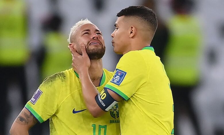 Thiago Silva, zagueiro do Porto e ex-capitão da Seleção Brasileira, fez coro pela convocação de Neymar para a disputa da Copa do Mundo.nO veterano de 41 anos afirmou que, caso o camisa 10 do Santos esteja em boas condições físicas, deve integrar o elenco brasileiro no Mundial.nn“Acho esse debate ruim. Na verdade, creio que nem deveria existir. Estando bem fisicamente e saudável, o Neymar tem de ir. Essa é a minha posição. Se eu fosse o treinador, ele estaria lá”, afirmou em entrevista ao jornal A Bola, de Portugal.nAdiante, Thiago relembrou quando enfrentou Neymar em 2025 no jogo entre Fluminense e Santos e comparou o impacto do atacante no jogo com o de Messi.n“Me lembro de um Fluminense x Santos, no Maracanã, em que ele voltava de lesão e começou no banco. Assim que ele entrou, a fisionomia dos nossos jogadores mudou. Não era medo, era uma apreensão por aquilo que ele poderia fazer a qualquer momento. Isso acontece em qualquer equipe: quando perde uma referência como o Neymar, o Messi ou o Vini Júnior, o adversário sente-se mais confortável. O Neymar em campo ajuda os outros”, disse.nhttps://stories.cnnbrasil.com.br/esportes/neymar-na-selecao-79-dos-torcedores-nao-querem-a-volta-do-jogador/n"Ele chama responsabilidade"nNa sequência, o zagueiro destacou feitos de Neymar pela Seleção e apontou que o atacante “chama a responsabilidade” ao longo das partidas.n“Ele chama a responsabilidade para si e isso permite que os companheiros joguem mais leves. É preciso entender o cenário que ele cria. Ele é o maior goleador da nossa seleção, superou o Pelé em gols. Quem é o Pelé para os brasileiros? Por vezes, nem há bem essa noção... E ele ultrapassou o Pelé. Eu convocaria já em março, para ele se sentir importante novamente”, iniciou.n“O atleta precisa de se sentir motivado e interessado. (...) Precisamos dele, porque ele é diferente de todos os outros atletas que temos. Se você perguntar ao Vini, ao Raphinha, ao Estêvão, ao João Pedro... O Neymar é a referência de todos. E facilita o trabalho dos que jogam ao lado dele. E dizem que ‘vão ter de correr pelo Neymar’. É lógico que sim! Vão ter de correr para ele, ele vai decidir a nosso favor. [Correram para um tal de Messi no último Mundial e todos vimos o que deu...] Claro”, acrescentou.nNeymar em 2026nRecuperado de lesão no joelho esquerdo, Neymar atuou e, apenas três das treze partidas do Santos na temporada 2026, com dois gols marcados e uma assistência.