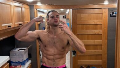 O ator Noah Centineo será responsável por interpretar o personagem principal do novo filme "John Rambo", focado na origem do personagem icônico das telonas, eternizado pelo astro Sylvester Stallone, 79, que desta vez estará nos bastidores como produtor executivo.nConhecido por papéis em dramas adolescentes de Hollywood como, por exemplo, em "Para Todos os Garotos que Já Amei", Noah Centineo assumirá o desafio em um novo gênero de filmes na franquia tão popular mundialmente.nO ator de 29 anos também protagonizou "O Encontro Perfeito". Recentemente, ele compartilhou uma foto nas redes mostrando a transformação de sua aparência física para interpretar Rambo. nnO longa será dirigido pelo finlandês Jalmari Helander, que já comandou "Sisu - Uma História de Determinação (2022)" e produzido pela Millenium Media.nNoah Centineo também já está escalado para interpretar o lutador Ken Masters na adaptação live-action de "Street Fighter da Legendary", ao lado de Jason Momoa e Andrew Koji.nEm agosto de 2025, o Radar informou que o intérprete original de John Rambo queria que Ryan Gosling vivesse o veterano da Guerra do Vietnã.n"Stallone estava de olho em Ryan há anos para o papel, e acha que ele teria sido uma escolha muito melhor do que Noah. Ele está basicamente furioso pelo filme seguir em frente  sem um peso-pesado de Hollywood envolvido", disse uma fonte em anônimo para o veículo.n"Ele ficou furioso quando descobriu que o estúdio escolheu Noah. Ele sentiu que Ryan traria uma profundidade e ousadia que honrariam o legado e, para ele, Noah não tem a mesma seriedade. Não é algo pessoal, mas ele é apenas extremamente protetor sobre Rambo".nAntes do anúncio de Noah Centíneo, Stallone já havia falado publicamente sobre a vontade de ver Ryan Gosling como Rambo. Em uma entrevista para o "Tonight Show", o veterano contou que a estrela de "Barbie" confessou que era uma criança obcecada pelo soldado e que já chegou a ir para a escola vestido como ele. "Ryan dizia que tinha muita ligação com o personagem e eu pensei: 'Se algum dia passar o bastão, vou passar para ele, porque ele ama o personagem'", disse na ocasião.