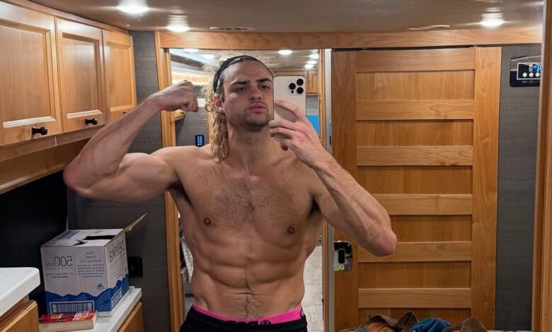 O ator Noah Centineo será responsável por interpretar o personagem principal do novo filme "John Rambo", focado na origem do personagem icônico das telonas, eternizado pelo astro Sylvester Stallone, 79, que desta vez estará nos bastidores como produtor executivo.nConhecido por papéis em dramas adolescentes de Hollywood como, por exemplo, em "Para Todos os Garotos que Já Amei", Noah Centineo assumirá o desafio em um novo gênero de filmes na franquia tão popular mundialmente.nO ator de 29 anos também protagonizou "O Encontro Perfeito". Recentemente, ele compartilhou uma foto nas redes mostrando a transformação de sua aparência física para interpretar Rambo. nnO longa será dirigido pelo finlandês Jalmari Helander, que já comandou "Sisu - Uma História de Determinação (2022)" e produzido pela Millenium Media.nNoah Centineo também já está escalado para interpretar o lutador Ken Masters na adaptação live-action de "Street Fighter da Legendary", ao lado de Jason Momoa e Andrew Koji.nEm agosto de 2025, o Radar informou que o intérprete original de John Rambo queria que Ryan Gosling vivesse o veterano da Guerra do Vietnã.n"Stallone estava de olho em Ryan há anos para o papel, e acha que ele teria sido uma escolha muito melhor do que Noah. Ele está basicamente furioso pelo filme seguir em frente  sem um peso-pesado de Hollywood envolvido", disse uma fonte em anônimo para o veículo.n"Ele ficou furioso quando descobriu que o estúdio escolheu Noah. Ele sentiu que Ryan traria uma profundidade e ousadia que honrariam o legado e, para ele, Noah não tem a mesma seriedade. Não é algo pessoal, mas ele é apenas extremamente protetor sobre Rambo".nAntes do anúncio de Noah Centíneo, Stallone já havia falado publicamente sobre a vontade de ver Ryan Gosling como Rambo. Em uma entrevista para o "Tonight Show", o veterano contou que a estrela de "Barbie" confessou que era uma criança obcecada pelo soldado e que já chegou a ir para a escola vestido como ele. "Ryan dizia que tinha muita ligação com o personagem e eu pensei: 'Se algum dia passar o bastão, vou passar para ele, porque ele ama o personagem'", disse na ocasião.