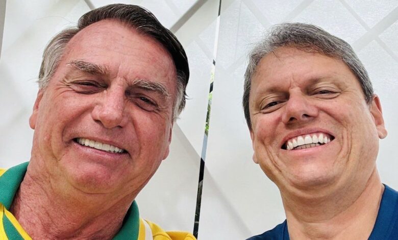 O governador de São Paulo, Tarcísio de Freitas (Republicanos), pediu neste sábado (21) que seja concedida prisão domiciliar ao ex-presidente Jair Bolsonaro (PL) e afirmou que o caso é uma “questão de justiça”.nBolsonaro está internado no Hospital DF Star, em Brasília, sob custódia policial. Preso desde novembro do ano passado, ele foi transferido após apresentar um quadro de pneumonia bacteriana decorrente de broncoaspiração. O ex-presidente está na UTI (Unidade de Terapia Intensiva) e segue sendo acompanhado por equipes médicas. Segundo boletim divulgado na sexta-feira (20), apresenta boa evolução clínica, mantém suporte intensivo, mas ainda não há previsão de alta.nnEm publicação nas redes sociais celebrando o aniversário de 71 anos de Bolsonaro, Tarcísio escreveu: “Hoje é o aniversário de um grande líder, alguém que sempre procurou fazer a diferença, que lutou e continua lutando por valores importantes, como a família, a liberdade, a fé e pelo nosso país.”nEle também declarou que deseja "um feliz aniversário ao nosso presidente Bolsonaro. Como tantas pessoas de bem por todo o Brasil, minhas orações estão voltadas para a sua plena recuperação".nAo defender a volta para casa, afirmou: “Me somo a milhões de brasileiros que aguardam, com esperança, a sua volta para casa. Isso não é apenas um apelo humanitário por alguém que precisa de cuidados, mas, acima de tudo, uma questão de justiça.”n“Conheço de perto a sua força, a sua fé e a sua coragem. Tenho certeza de que, muito em breve, ele estará bem e fortalecido outra vez. Parabéns, presidente! Estamos com o senhor", completou.nnHoje é o aniversário de um grande líder, alguém que sempre procurou fazer a diferença, que lutou e continua lutando por valores importantes, como a família, a liberdade, a fé e pelo nosso país.nDesejo um feliz aniversário ao nosso presidente Bolsonaro. Como tantas pessoas de bem… pic.twitter.com/vXn5SZxDRon— Tarcísio Gomes de Freitas (@tarcisiogdf) March 21, 2026nn*Publicado por João Scavacin, da CNN Brasilnhttps://www.youtube.com/watch?v=8sbwT8nXsOI