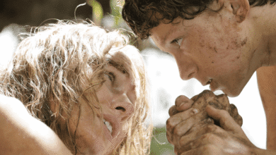 "O Impossível", filme exibido na Sessão da Tarde desta quarta-feira (11), foi o primeiro longa em que Tom Holland atuou. O ator, hoje famoso por dar vida ao super-herói em "Homem-Aranha", tinha apenas 15 anos durante a produção, lançada em 2012.nO filme é baseado em um acontecimento real: o tsunami que atingiu o sudeste asiático em 2004. A trama do longa gira em torno de Maria (Naomi Watts) e Henry (Ewan McGregor), um casal que decidiu passar as férias na Tailândia junto a seus três filhos. Após as ondas gigantes devastarem a cidade, a família luta para sobreviver e se reencontrar.nnBaseado em uma história realnO tsunami no Oceano Índico retratado no filme aconteceu de verdade em 26 de dezembro de 2004, atingindo o sudeste e o sul da Ásia e matando mais de 230 mil pessoas. Até hoje, é considerado o tsunami mais mortal da história.nO fenômeno foi desencadeado por um terremoto de magnitude 9,1 na costa da província de Aceh, na Indonésia, enviando ondas de até 17,4 metros de altura que atingiram as costas de Indonésia, Tailândia, Sri Lanka, Índia e outros nove países.nA família retratada no filme, que se separa durante o desastre e precisa se reencontrar, também é inspirada em uma história real: a família Belón.nMaría Belón Álvarez e seu marido Enrique Álvarez são espanhóis e decidiram passar as férias na Tailândia em 2004, junto aos seus três filhos, Lucas, Simón e Tomás Belón.nAssim como no filme, a família foi arrastada pela enorme parede de água e se separou. Maria conseguiu localizar seu filho Lucas e ambos ficaram abraçados em uma árvore para conseguir sobreviver, até serem resgatados por um homem tailandês que os levou ao hospital.nEnrique também sobreviveu ao se agarrar em uma árvore e conseguiu encontrar os outros dois filhos. A família toda só conseguiu se reunir, no entanto, dois dias após o desastre.nA família Belón, inclusive, atuou como consultora do filme "O Impossível", para garantir que a história fosse contada com veracidade.nhttps://stories.cnnbrasil.com.br/entretenimento/tom-holland-e-anunciado-em-novo-filme-de-christopher-nolan/n&nbsp;