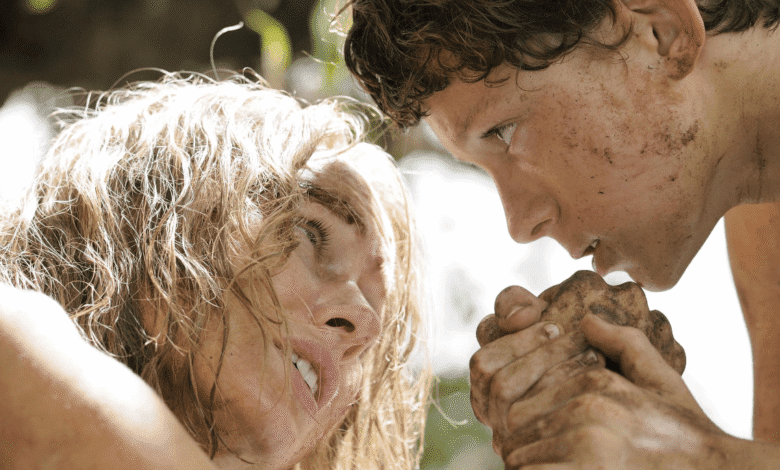 "O Impossível", filme exibido na Sessão da Tarde desta quarta-feira (11), foi o primeiro longa em que Tom Holland atuou. O ator, hoje famoso por dar vida ao super-herói em "Homem-Aranha", tinha apenas 15 anos durante a produção, lançada em 2012.nO filme é baseado em um acontecimento real: o tsunami que atingiu o sudeste asiático em 2004. A trama do longa gira em torno de Maria (Naomi Watts) e Henry (Ewan McGregor), um casal que decidiu passar as férias na Tailândia junto a seus três filhos. Após as ondas gigantes devastarem a cidade, a família luta para sobreviver e se reencontrar.nnBaseado em uma história realnO tsunami no Oceano Índico retratado no filme aconteceu de verdade em 26 de dezembro de 2004, atingindo o sudeste e o sul da Ásia e matando mais de 230 mil pessoas. Até hoje, é considerado o tsunami mais mortal da história.nO fenômeno foi desencadeado por um terremoto de magnitude 9,1 na costa da província de Aceh, na Indonésia, enviando ondas de até 17,4 metros de altura que atingiram as costas de Indonésia, Tailândia, Sri Lanka, Índia e outros nove países.nA família retratada no filme, que se separa durante o desastre e precisa se reencontrar, também é inspirada em uma história real: a família Belón.nMaría Belón Álvarez e seu marido Enrique Álvarez são espanhóis e decidiram passar as férias na Tailândia em 2004, junto aos seus três filhos, Lucas, Simón e Tomás Belón.nAssim como no filme, a família foi arrastada pela enorme parede de água e se separou. Maria conseguiu localizar seu filho Lucas e ambos ficaram abraçados em uma árvore para conseguir sobreviver, até serem resgatados por um homem tailandês que os levou ao hospital.nEnrique também sobreviveu ao se agarrar em uma árvore e conseguiu encontrar os outros dois filhos. A família toda só conseguiu se reunir, no entanto, dois dias após o desastre.nA família Belón, inclusive, atuou como consultora do filme "O Impossível", para garantir que a história fosse contada com veracidade.nhttps://stories.cnnbrasil.com.br/entretenimento/tom-holland-e-anunciado-em-novo-filme-de-christopher-nolan/n&nbsp;