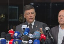 O presidente da CPMI (Comissão Parlamentar Mista de Inquérito) do INSS (Instituto Nacional do Seguro Social), senador Carlos Viana (Podemos-MG), afirmou nesta terça-feira (17) que a Polícia Legislativa deve investigar os possíveis vazamentos de informações do ex-banqueiro Daniel Vorcaro que estavam restritas à sala-cofre do colegiado.nNa segunda-feira (16), o ministro André Mendonça, do STF (Supremo Tribunal Federal), determinou o fechamento da sala após a suspeita de vazamento de informações e possíveis tentativas de usos de câmeras escondidas, mesmo com o acesso limitado a parlamentares e auxiliares credenciados.n"Essa informação [sobre possíveis vazamento] será devidamente investigada pela polícia do Legislativo. O que nós sabemos é que, infelizmente, existiram tentativas e vazamentos de algumas informações que deveriam permanecer apenas no âmbito da investigação e informações particulares ligadas à quebra de sigilo do senhor Daniel Vorcaro que poderiam inviabilizar as provas", disse Viana em entrevista a jornalistas.nnSobre a decisão de André Mendonça, o senador afirmou ser uma medida necessária para preservar provas. Assim, em caso de uma eventual condenação, as provas não poderão ser alvo de pedido de anulação pela defesa de Vorcaro.n"Essa é uma decisão que protege a investigação, protege a prova e protege o resultado que o Brasil espera", disse.nNesta tarde, Viana afirmou que deve se reunir com a Advocacia do Senado para analisar o cumprimento da decisão de Mendonça e um possível pedido ao gabinete do ministro sobre um prazo para a devolução do material sigiloso. De acordo com o senador, informações pessoais incluídas nos dados de Vorcaro deverão passar por um filtro antes de serem devolvidas à CPMI.n"Já convoquei uma reunião para as 15 horas hoje para que a gente possa avaliar a decisão que nós temos que cumprir. Primeiro, nós temos que seguir as regras. E, ao mesmo tempo, fazemos um questionamento ao gabinete do ministro de quando esse material será devolvido, assim que as informações privadas forem retiradas desse escopo", afirmou.nNova fase de operaçãonNesta manhã, a PF (Polícia Federal) deflagrou, em parceria com a CGU (Controladoria-Geral da União), nova fase da operação Sem Desconto, que investiga o esquema nacional de descontos associativos não autorizados em aposentadorias e pensões. A ação foi autorizada por André Mendonça.nDois mandados de prisão foram cumpridos: contra Cecília Rodrigues Mota, ex-presidente da Aapen (Associação dos Aposentados e Pensionistas Nacional) e da AAPB (Associação dos Aposentados e Pensionistas do Brasil), e contra o empresário Natjo de Lima Pinheiro.nA deputada Maria Gorete Pereira (MDB-CE) também foi alvo da operação com medidas cautelares. Ela passará a ter monitoramento com tornozeleira eletrônica e deverá cumprir recolhimento domiciliar. A reportagem tenta contato com a parlamentar. O espaço está aberto.nhttps://www.youtube.com/watch?v=DwBL-Xjn1ZQ