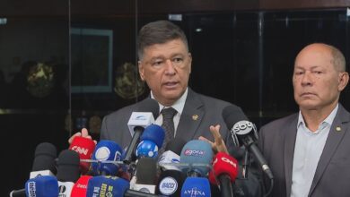 O presidente da CPMI (Comissão Parlamentar Mista de Inquérito) do INSS (Instituto Nacional do Seguro Social), senador Carlos Viana (Podemos-MG), afirmou nesta terça-feira (17) que a Polícia Legislativa deve investigar os possíveis vazamentos de informações do ex-banqueiro Daniel Vorcaro que estavam restritas à sala-cofre do colegiado.nNa segunda-feira (16), o ministro André Mendonça, do STF (Supremo Tribunal Federal), determinou o fechamento da sala após a suspeita de vazamento de informações e possíveis tentativas de usos de câmeras escondidas, mesmo com o acesso limitado a parlamentares e auxiliares credenciados.n"Essa informação [sobre possíveis vazamento] será devidamente investigada pela polícia do Legislativo. O que nós sabemos é que, infelizmente, existiram tentativas e vazamentos de algumas informações que deveriam permanecer apenas no âmbito da investigação e informações particulares ligadas à quebra de sigilo do senhor Daniel Vorcaro que poderiam inviabilizar as provas", disse Viana em entrevista a jornalistas.nnSobre a decisão de André Mendonça, o senador afirmou ser uma medida necessária para preservar provas. Assim, em caso de uma eventual condenação, as provas não poderão ser alvo de pedido de anulação pela defesa de Vorcaro.n"Essa é uma decisão que protege a investigação, protege a prova e protege o resultado que o Brasil espera", disse.nNesta tarde, Viana afirmou que deve se reunir com a Advocacia do Senado para analisar o cumprimento da decisão de Mendonça e um possível pedido ao gabinete do ministro sobre um prazo para a devolução do material sigiloso. De acordo com o senador, informações pessoais incluídas nos dados de Vorcaro deverão passar por um filtro antes de serem devolvidas à CPMI.n"Já convoquei uma reunião para as 15 horas hoje para que a gente possa avaliar a decisão que nós temos que cumprir. Primeiro, nós temos que seguir as regras. E, ao mesmo tempo, fazemos um questionamento ao gabinete do ministro de quando esse material será devolvido, assim que as informações privadas forem retiradas desse escopo", afirmou.nNova fase de operaçãonNesta manhã, a PF (Polícia Federal) deflagrou, em parceria com a CGU (Controladoria-Geral da União), nova fase da operação Sem Desconto, que investiga o esquema nacional de descontos associativos não autorizados em aposentadorias e pensões. A ação foi autorizada por André Mendonça.nDois mandados de prisão foram cumpridos: contra Cecília Rodrigues Mota, ex-presidente da Aapen (Associação dos Aposentados e Pensionistas Nacional) e da AAPB (Associação dos Aposentados e Pensionistas do Brasil), e contra o empresário Natjo de Lima Pinheiro.nA deputada Maria Gorete Pereira (MDB-CE) também foi alvo da operação com medidas cautelares. Ela passará a ter monitoramento com tornozeleira eletrônica e deverá cumprir recolhimento domiciliar. A reportagem tenta contato com a parlamentar. O espaço está aberto.nhttps://www.youtube.com/watch?v=DwBL-Xjn1ZQ