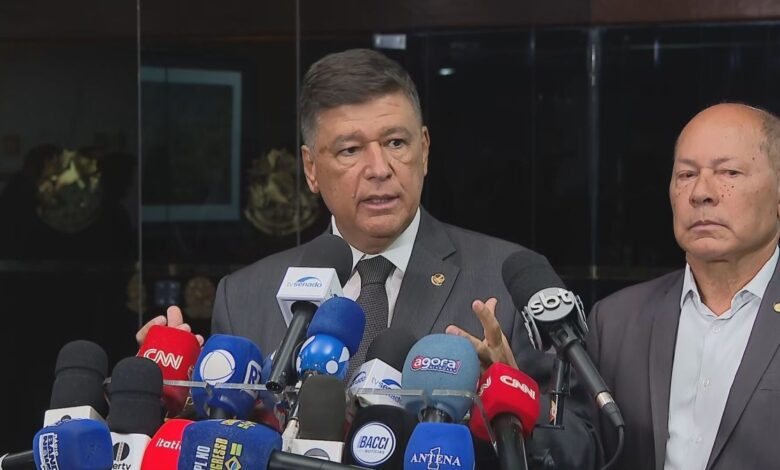 O presidente da CPMI (Comissão Parlamentar Mista de Inquérito) do INSS (Instituto Nacional do Seguro Social), senador Carlos Viana (Podemos-MG), afirmou nesta terça-feira (17) que a Polícia Legislativa deve investigar os possíveis vazamentos de informações do ex-banqueiro Daniel Vorcaro que estavam restritas à sala-cofre do colegiado.nNa segunda-feira (16), o ministro André Mendonça, do STF (Supremo Tribunal Federal), determinou o fechamento da sala após a suspeita de vazamento de informações e possíveis tentativas de usos de câmeras escondidas, mesmo com o acesso limitado a parlamentares e auxiliares credenciados.n"Essa informação [sobre possíveis vazamento] será devidamente investigada pela polícia do Legislativo. O que nós sabemos é que, infelizmente, existiram tentativas e vazamentos de algumas informações que deveriam permanecer apenas no âmbito da investigação e informações particulares ligadas à quebra de sigilo do senhor Daniel Vorcaro que poderiam inviabilizar as provas", disse Viana em entrevista a jornalistas.nnSobre a decisão de André Mendonça, o senador afirmou ser uma medida necessária para preservar provas. Assim, em caso de uma eventual condenação, as provas não poderão ser alvo de pedido de anulação pela defesa de Vorcaro.n"Essa é uma decisão que protege a investigação, protege a prova e protege o resultado que o Brasil espera", disse.nNesta tarde, Viana afirmou que deve se reunir com a Advocacia do Senado para analisar o cumprimento da decisão de Mendonça e um possível pedido ao gabinete do ministro sobre um prazo para a devolução do material sigiloso. De acordo com o senador, informações pessoais incluídas nos dados de Vorcaro deverão passar por um filtro antes de serem devolvidas à CPMI.n"Já convoquei uma reunião para as 15 horas hoje para que a gente possa avaliar a decisão que nós temos que cumprir. Primeiro, nós temos que seguir as regras. E, ao mesmo tempo, fazemos um questionamento ao gabinete do ministro de quando esse material será devolvido, assim que as informações privadas forem retiradas desse escopo", afirmou.nNova fase de operaçãonNesta manhã, a PF (Polícia Federal) deflagrou, em parceria com a CGU (Controladoria-Geral da União), nova fase da operação Sem Desconto, que investiga o esquema nacional de descontos associativos não autorizados em aposentadorias e pensões. A ação foi autorizada por André Mendonça.nDois mandados de prisão foram cumpridos: contra Cecília Rodrigues Mota, ex-presidente da Aapen (Associação dos Aposentados e Pensionistas Nacional) e da AAPB (Associação dos Aposentados e Pensionistas do Brasil), e contra o empresário Natjo de Lima Pinheiro.nA deputada Maria Gorete Pereira (MDB-CE) também foi alvo da operação com medidas cautelares. Ela passará a ter monitoramento com tornozeleira eletrônica e deverá cumprir recolhimento domiciliar. A reportagem tenta contato com a parlamentar. O espaço está aberto.nhttps://www.youtube.com/watch?v=DwBL-Xjn1ZQ