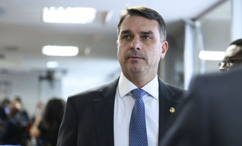 O senador Flávio Bolsonaro (PL) cumpriu suas primeiras agendas no Nordeste da pré-campanha neste sábado (21) em Natal, capital do Rio Grande do Norte, em busca de diminuir os votos do presidente Luiz Inácio Lula da Silva (PT) na região – historicamente mais favorável ao petista do que ao bolsonarismo.nNeste domingo (22), será a vez de o pré-candidato à Presidência da República ir a João Pessoa, capital da Paraíba.nnO objetivo da equipe de Flávio é reforçar o nome dele entre os nordestinos para reduzir o chamado “colchão de votos” que Lula costuma ter nesses estados.nNo segundo turno das eleições de 2022, Lula conseguiu 69,34% dos votos válidos, contra 30,66% de Jair Bolsonaro (PL) no Nordeste – única região do Brasil em que o petista obteve vantagem sobre o então mandatário.nO Rio Grande do Norte é o estado natal do senador Rogério Marinho (PL), coordenador nacional da campanha de Flávio Bolsonaro,n"Marinho tem sido um pai para mim nessa jornada política, muito obrigado”, disse Flávio no evento.nRogério Marinho foi ministro do Desenvolvimento Regional e secretário Especial de Previdência e Trabalho no governo de Jair Bolsonaro.nO pré-candidato contará com outros ex-ministros do pai como articuladores centrais da campanha no Nordeste: o ex-ministro da Saúde Marcelo Queiroga, na Paraíba, e o ex-ministro da Cidadania João Roma, na Bahia.nA ideia da campanha agora é personalizar melhor as falas e as ações ao Nordeste, sem contar somente com políticos do eixo Centro-Oeste, Sudeste e Sul. No Nordeste, a intenção será também argumentar que programas sociais, como o Bolsa-Família, não dependem apenas de Lula para funcionarem.nAções de Jair Bolsonaro referentes à transposição do Rio São Francisco também foram lembradas no evento de Natal.nVárias críticas a Lula foram feitas, até com gritos de “chega de pão com mortadela” e música com a letra “Lula vai se mandar porque Flávio vai comandar”.n"Essa eleição não será Lula contra Bolsonaro, mas sobre qual caminho queremos escolher para o Brasil nos próximos 50 anos. O caminho de quem quer deixar bandido mofando na cadeia, que não suporta violência contra a mulher”, afirmou Flávio.n“Todos nós aqui temos esse caminho para oferecer: o caminho da liberdade. Do outro lado, o caminho de quem solta marginais da cadeia, que acha normal menor de idade roubar seu celular para tomar uma cervejinha (...). É um governo que não quer enfrentar o Comando Vermelho e o PCC, porque os presídios fizeram festa quando ele foi anunciado como presidente (...). Qual caminho vocês querem?", acrescentou.nTambém em discurso, Flávio criticou o aumento do preço do diesel, causado pela guerra no Oriente Médio. O pré-candidato disse que está batendo os R$ 10 e “não há pandemia”.nO palco do evento estava lotado de prefeitos, parlamentares e demais aliados.nEm falas, afirmaram ter de “acabar com essa petezada, com a miséria que o governo Lula implantou em todos os lugares”, por exemplo.nFlávio ressaltou que dará continuidade ao trabalho de Jair Bolsonaro. Mas, ele tem se posicionado como um político mais moderado do que o pai em discursos, de olho em eleitores de centro.n"O PT já está há 20 anos governando este país, e o que melhorou na sua vida? Você trabalha em paz? Consegue uma boa escola para seu filho? Neste ano temos uma grande oportunidade”, declarou.n"Basta ter vergonha na cara, não roubar o povo brasileiro e escolher as pessoas certas para fazer este país funcionar."nA meta é atrair quem rejeita votar no Lula, mas também não vê com bons olhos uma direita mais radical.nAté por isso, nomes de partido de centro têm topado migrar para o PL, como o senador Efraim Filho (União Brasil), na Paraíba, que busca se eleger ao governo do Estado.nOs eventos do PL pelo país também servem para filiar aliados e anunciar palanques estaduais. O presidente nacional do partido, Valdemar da Costa Neto, acompanhou Flávio neste final de semana.nEm fala breve em Natal, Costa Neto defendeu a formação de palanques estaduais fortes, com destaques a nomes da chapa do Rio Grande do Norte, e elogiou o trabalho feito por Rogério Marinho.nO candidato do PL ao governo potiguar é o ex-prefeito de Natal Álvaro Dias. Ele, por sua vez, deixou o Republicanos para se filiar à sigla da família Bolsonaro.nO palanque estadual inclui ainda o senador Styvenson Valentim (PSDB), que tentará a reeleição, e o presidente do diretório do PL em Natal, Coronel Hélio, que também disputará o Senado.nCandidatos a deputado federal apoiados pelo PL também foram anunciados neste sábado.nFlávio chegou à capital potiguar no meio da tarde e foi recepcionado por apoiadores no aeroporto. Depois, seguiu para a casa de shows que recebeu o evento, em Parnamirim, ao lado de Natal.nOs eventos fazem parte de uma série de agendas promovidas pelo PL em todo o Brasil. Sábado passado (14), Flávio esteve em um evento partidário em Ji-Paraná, Rondônia.nAntes de chegar a Natal, o político esteve em Brasília, onde visitou o pai no hospital e cantou parabéns para ele ao lado de familiares.nNo evento deste sábado, Flávio e os demais participantes chegaram a cantar parabéns com um bolo para Jair Bolsonaro.n“Mais cedo estive com ele. Ele está melhorando e me pediu que viesse aqui dizer que está com muitas saudades de estar aqui, onde estou agora. É uma grande responsabilidade estar presente, sendo que ele deveria estar aqui."nDurante a semana, Flávio se encontrou com o ministro Alexandre de Moraes, do Supremo Tribunal Federal, na tentativa de convencê-lo a conceder o regime de prisão domiciliar para o ex-presidente. Na sexta-feira (20), Flávio esteve no Rio de Janeiro.nhttps://www.youtube.com/watch?v=NLDmGQxtkOw