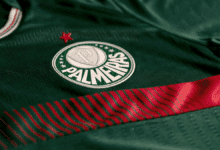 O Palmeiras encerrou 2025 com receita de R$ 1,7 bilhão, maior valor da história do clube. O número representa crescimento de 33% em relação a 2024, quando o faturamento foi de R$ 1,3 bilhão.nOs dados advém de estudo da Sports Value. Segundo a análise, o avanço consolida uma trajetória de expansão recente. Em três temporadas, o aumento acumulado chega a 87%.nnEm 2023, a receita do clube era de R$ 909 milhões.nO desempenho foi impulsionado principalmente pelas negociações de atletas. As transferências somaram R$ 602 milhões, maior fonte de receita do clube no período analisado.nOs direitos de TV e premiações também tiveram peso relevante, com R$ 527 milhões. A combinação dos valores reforça o impacto do desempenho esportivo nas finanças.nO marketing apresentou crescimento e atingiu R$ 249 milhões. Outras receitas, como matchday, clube social e bilheteria, complementam a composição do faturamento.nO resultado operacional acompanhou a evolução das receitas. O clube registrou superávit de R$ 292 milhões em 2025, acima dos R$ 198 milhões de 2024. No acumulado recente, o Palmeiras soma R$ 499 milhões de resultado positivo em três anos, indicando continuidade do modelo financeiro adotado.nO crescimento ocorre em paralelo ao aumento dos investimentos, especialmente em contratações. O cenário mantém a relação entre desempenho esportivo e geração de receitas.nhttps://stories.cnnbrasil.com.br/esportes/palmeiras-lanca-novas-camisas-para-a-temporada-2026-veja/