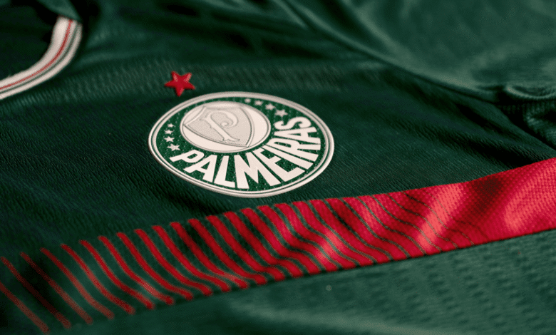 O Palmeiras encerrou 2025 com receita de R$ 1,7 bilhão, maior valor da história do clube. O número representa crescimento de 33% em relação a 2024, quando o faturamento foi de R$ 1,3 bilhão.nOs dados advém de estudo da Sports Value. Segundo a análise, o avanço consolida uma trajetória de expansão recente. Em três temporadas, o aumento acumulado chega a 87%.nnEm 2023, a receita do clube era de R$ 909 milhões.nO desempenho foi impulsionado principalmente pelas negociações de atletas. As transferências somaram R$ 602 milhões, maior fonte de receita do clube no período analisado.nOs direitos de TV e premiações também tiveram peso relevante, com R$ 527 milhões. A combinação dos valores reforça o impacto do desempenho esportivo nas finanças.nO marketing apresentou crescimento e atingiu R$ 249 milhões. Outras receitas, como matchday, clube social e bilheteria, complementam a composição do faturamento.nO resultado operacional acompanhou a evolução das receitas. O clube registrou superávit de R$ 292 milhões em 2025, acima dos R$ 198 milhões de 2024. No acumulado recente, o Palmeiras soma R$ 499 milhões de resultado positivo em três anos, indicando continuidade do modelo financeiro adotado.nO crescimento ocorre em paralelo ao aumento dos investimentos, especialmente em contratações. O cenário mantém a relação entre desempenho esportivo e geração de receitas.nhttps://stories.cnnbrasil.com.br/esportes/palmeiras-lanca-novas-camisas-para-a-temporada-2026-veja/