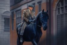 Após o lançamento do filme "Peaky Blinders: O Homem Imortal", a Netflix confirmou que a história da franquia continuará com duas novas temporadas da série. A produção vai se passar nos anos 1950, após os eventos do filme, marcando a transição para uma nova geração da família Shelby.nO longa serviu como despedida de Tommy Shelby (Cillian Murphy) e abriu espaço para novos rumos dentro do universo criado por Steven Knight.nSegundo o criador, a trama seguirá ambientada em Birmingham e mostrará a cidade se reconstruindo após os impactos da Segunda Guerra Mundial.nnEm entrevista ao Tudum, plataforma oficial da Netflix, Knight adiantou que a narrativa vai abordar o período pós-Blitz, destacando disputas por contratos de reconstrução e o crescimento de novos nomes no submundo do crime.n"A cidade representa uma oportunidade e um perigo sem precedentes, com os Shelby no centro de tudo", afirmou.nAinda sem muitos detalhes, parece que as próximas temporadas irão começar em 1953 e terão, ao todo, 12 episódios, divididos em duas partes com seis capítulos cada. Cada episódio deve ter cerca de uma hora de duração.nApesar de não retornar como ator, Cillian Murphy seguirá envolvido como produtor-executivo, ao lado de nomes como Karen Wilson, Martin Haines, Jamie Glazebrook, Jo McClellan, Mona Qureshi e Toby Bentley.nO ator Barry Keoghan deve assumir o protagonismo como Duke Shelby, enquanto outros detalhes do elenco permanecem sob sigilo. Até o momento, não há previsão de estreia para os novos episódios de "Peaky Blinders".nhttps://youtu.be/P_-r11fcDTc?si=jCOiMIwR5hUm9XVwnhttps://stories.cnnbrasil.com.br/entretenimento/peaky-blinders-universo-vai-continuar-apos-filme-da-netflix-diz-criador/