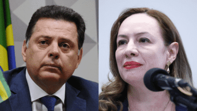 Adversários históricos, o PSDB e o PT abriram um discreto canal de diálogo em Goiás para costurar um pacto de "não agressão".nO que une as duas forças políticas é a possibilidade da eleição local ser polarizada entre o senador bolsonarista Wilder Morais (PL), apoiado por Flávio Bolsonaro (PL-RJ), e o vice-governador Daniel Vilela (MDB), aliado de Ronaldo Caiado (PSD).nnO ex-governador tucano Marconi Perillo, que vai disputar o governo, mantém uma boa relação com a deputada federal Delegada Adriana Accorsi (PT).nO PT ventilou a ideia de apoiar Perillo, mas ele avaliou que não seria possível subir no palanque de Lula.nA CNN apurou que a saída foi selar um acordo tácito para que ambos mantenham o foco nos adversários em comum.nhttps://youtu.be/e7McEvtSB2Q?si=u5UxYtG60cXRED2b