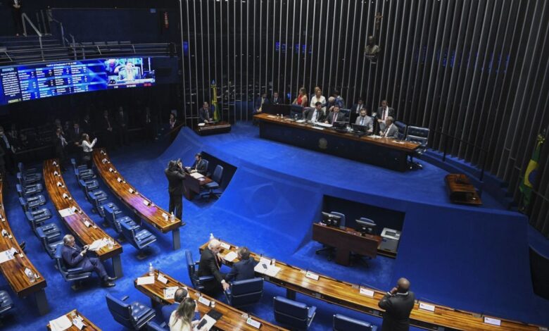 Eleitores de todo o Brasil comparecerão às urnas para exercer o direito ao voto em outubro. No pleito, entrarão em disputa 54 das 81 cadeiras do Senado Federal, portanto, possibilita uma renovação de dois terços da Casa Alta do Congresso.nNesta eleição, principalmente, a corrida ao Senado é visada pelo bolsonarismo, que tenta garantir maioria e aumentar sua influência sobre o STF (Supremo Tribunal Federal). Cabe aos senadores a apreciação de indicações e análise de pedidos de impeachment contra ministros da Corte.nA disputa, entretanto, promete ser acirrada já que o entorno do presidente Luiz Inácio Lula da Silva (PT) quer garantir a reeleição do petista e ampliar a base aliada em ambas as Casas Legislativas.nnNas Eleições Gerais de 2026, o eleitor vai votar para presidente da República, governador, senadores, deputado federal e deputado estadual ou distrital.nA disputa ao Senado também está no horizonte de governadores pelo Brasil que já cumpriram dois mandatos no Executivo. Entre os cotados estão os governadores Ibaneis Rocha (MDB), do Distrito Federal; Helder Barbalho (MDB), do Pará; e Cláudio Castro (PL), do Rio de Janeiro.nConforme previsto na Constituição Federal, cada estado e o Distrito Federal é representado por três senadores, com mandato de oito anos. A representação é renovada de quatro em quatro anos, alternadamente, por um e dois terços.nhttps://www.youtube.com/watch?v=oa1clbaikCk