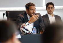 O presidente da CBF, Samir Xuad, reforçou a postura de observação da entidade quanto à convocação (ou não) de Neymar para a Copa do Mundo.nO cartola, que está nos Estados Unidos com a delegação para o amistoso do Brasil contra a França, no Gillette Stadium, em Boston, repetiu a mensagem que tem sido passada pela comissão técnica nas coletivas: para ir à Copa, Neymar precisa estar bem fisicamente.nn"Vejo de forma tranquila [a ausência de Neymar]", disse, em entrevista ao SporTV. "A comissão e Ancelotti estão trabalhando, não só Neymar, mas todos os jogadores. Os melhores, os mais bem condicionados, vão", completou.nXaud reiterou que a decisão está totalmente nas mãos do técnico Carlo Ancelotti e sua comissão técnica. "Fica a critério do mister, já falei que ele tem 100% de autonomia, então a responsabilidade é dele."nNão vai ter "Brasa"nMais cedo, Xaud falou sobre a recente polêmica envolvendo o termo "Brasa" no uniforme principal da Seleção Brasileira para a Copa do Mundo de 2026.nO debate ganhou força durante a semana, após Rachel Denti, designer da Nike, explicar o conceito por trás de algumas escolhas para o uniforme amarelo do Brasil, lançado oficialmente no dia 21 de março.nO uso do termo no meião do uniforme principal foi imediatamente rejeitado pela grande maioria dos torcedores na internet. Em entrevista à ESPN Brasil, nesta quinta-feira (26), Samir Xaud disse que foi pego de surpresa e explicou por que vetou o uso do termo uniforme de jogo.n"Mas de antemão, pelo respeito que eu tenho com a Seleção Brasileira não tem 'Brasa' no nosso uniforme principal. Isso foi feito em relação a Nike para essa campanha publicitária isoladamente, mas deixo claro que o nosso uniforme é o nosso manto e é o verde e o amarelo, sempre deixo claro isso e não vai ter essa questão de brasa. (...) Tranquilizar todo toda a nação brasileira, que isso não confere e não vai ter 'Brasa' no nosso uniforme."