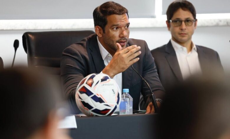 O presidente da CBF, Samir Xuad, reforçou a postura de observação da entidade quanto à convocação (ou não) de Neymar para a Copa do Mundo.nO cartola, que está nos Estados Unidos com a delegação para o amistoso do Brasil contra a França, no Gillette Stadium, em Boston, repetiu a mensagem que tem sido passada pela comissão técnica nas coletivas: para ir à Copa, Neymar precisa estar bem fisicamente.nn"Vejo de forma tranquila [a ausência de Neymar]", disse, em entrevista ao SporTV. "A comissão e Ancelotti estão trabalhando, não só Neymar, mas todos os jogadores. Os melhores, os mais bem condicionados, vão", completou.nXaud reiterou que a decisão está totalmente nas mãos do técnico Carlo Ancelotti e sua comissão técnica. "Fica a critério do mister, já falei que ele tem 100% de autonomia, então a responsabilidade é dele."nNão vai ter "Brasa"nMais cedo, Xaud falou sobre a recente polêmica envolvendo o termo "Brasa" no uniforme principal da Seleção Brasileira para a Copa do Mundo de 2026.nO debate ganhou força durante a semana, após Rachel Denti, designer da Nike, explicar o conceito por trás de algumas escolhas para o uniforme amarelo do Brasil, lançado oficialmente no dia 21 de março.nO uso do termo no meião do uniforme principal foi imediatamente rejeitado pela grande maioria dos torcedores na internet. Em entrevista à ESPN Brasil, nesta quinta-feira (26), Samir Xaud disse que foi pego de surpresa e explicou por que vetou o uso do termo uniforme de jogo.n"Mas de antemão, pelo respeito que eu tenho com a Seleção Brasileira não tem 'Brasa' no nosso uniforme principal. Isso foi feito em relação a Nike para essa campanha publicitária isoladamente, mas deixo claro que o nosso uniforme é o nosso manto e é o verde e o amarelo, sempre deixo claro isso e não vai ter essa questão de brasa. (...) Tranquilizar todo toda a nação brasileira, que isso não confere e não vai ter 'Brasa' no nosso uniforme."