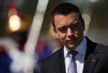 O presidente do Equador, Daniel Noboa, negou nesta terça-feira (17) que tenha bombardeado território da Colômbia e afirmou que as acusações do líder colombiano, Gustavo Petro, são falsas.nDurante reunião ministerial na segunda-feira (16), Petro disse que uma bomba "lançada de um avião" havia sido encontrada em seu território.n“Vamos investigar melhor as circunstâncias, muito perto da fronteira com o Equador, o que reforça um pouco minha suspeita, mas é preciso apurar bem que estão nos bombardeando a partir do Equador e não são grupos armados”, alegou.nnEm publicação nas redes sociais nesta terça, Noboa confirmou que as forças equatorianas estão bombardeando locais que, segundo ele, serviram como esconderijo para narcoterroristas, mas reforçou que não atingiu áreas dentro do território da Colômbia.n"Presidente Petro, suas declarações são falsas; estamos agindo em nosso território, não no seu", comentou.nDe toda forma, Noboa acusou o país vizinho de permitir que grupos criminosos colombianos entrassem no Equador "por negligência na fronteira".nnDesde el primer día hemos combatido al narcoterrorismo en todas sus formas: a los que operan en las calles y a los que, desde la política o incluso desde la función judicial, se prestan para proteger a los delincuentes.nHoy, junto a la cooperación internacional, continuamos en…n— Daniel Noboa Azin (@DanielNoboaOk) March 17, 2026nnA troca de acusações acontece em meio a uma crise entre os dois países, após Daniel Noboa ter anunciado a imposição de uma "taxa de segurança" de 30% sobre os produtos colombianos, a partir de 1º de fevereiro.nO governo equatoriano justificou a medida citando um déficit comercial e a falta de cooperação no combate ao tráfico de drogas, algo que a administração de Petro nega.nEm resposta, a Colômbia anunciou que suspenderia as vendas de eletricidade para o Equador. Além disso, também declarou a imposição de uma tarifa de 30% sobre 20 produtos do país vizinho.nhttps://www.youtube.com/watch?v=0PGAnS2ZUlI