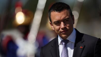 O presidente do Equador, Daniel Noboa, negou nesta terça-feira (17) que tenha bombardeado território da Colômbia e afirmou que as acusações do líder colombiano, Gustavo Petro, são falsas.nDurante reunião ministerial na segunda-feira (16), Petro disse que uma bomba "lançada de um avião" havia sido encontrada em seu território.n“Vamos investigar melhor as circunstâncias, muito perto da fronteira com o Equador, o que reforça um pouco minha suspeita, mas é preciso apurar bem que estão nos bombardeando a partir do Equador e não são grupos armados”, alegou.nnEm publicação nas redes sociais nesta terça, Noboa confirmou que as forças equatorianas estão bombardeando locais que, segundo ele, serviram como esconderijo para narcoterroristas, mas reforçou que não atingiu áreas dentro do território da Colômbia.n"Presidente Petro, suas declarações são falsas; estamos agindo em nosso território, não no seu", comentou.nDe toda forma, Noboa acusou o país vizinho de permitir que grupos criminosos colombianos entrassem no Equador "por negligência na fronteira".nnDesde el primer día hemos combatido al narcoterrorismo en todas sus formas: a los que operan en las calles y a los que, desde la política o incluso desde la función judicial, se prestan para proteger a los delincuentes.nHoy, junto a la cooperación internacional, continuamos en…n— Daniel Noboa Azin (@DanielNoboaOk) March 17, 2026nnA troca de acusações acontece em meio a uma crise entre os dois países, após Daniel Noboa ter anunciado a imposição de uma "taxa de segurança" de 30% sobre os produtos colombianos, a partir de 1º de fevereiro.nO governo equatoriano justificou a medida citando um déficit comercial e a falta de cooperação no combate ao tráfico de drogas, algo que a administração de Petro nega.nEm resposta, a Colômbia anunciou que suspenderia as vendas de eletricidade para o Equador. Além disso, também declarou a imposição de uma tarifa de 30% sobre 20 produtos do país vizinho.nhttps://www.youtube.com/watch?v=0PGAnS2ZUlI