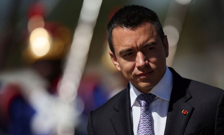 O presidente do Equador, Daniel Noboa, negou nesta terça-feira (17) que tenha bombardeado território da Colômbia e afirmou que as acusações do líder colombiano, Gustavo Petro, são falsas.nDurante reunião ministerial na segunda-feira (16), Petro disse que uma bomba "lançada de um avião" havia sido encontrada em seu território.n“Vamos investigar melhor as circunstâncias, muito perto da fronteira com o Equador, o que reforça um pouco minha suspeita, mas é preciso apurar bem que estão nos bombardeando a partir do Equador e não são grupos armados”, alegou.nnEm publicação nas redes sociais nesta terça, Noboa confirmou que as forças equatorianas estão bombardeando locais que, segundo ele, serviram como esconderijo para narcoterroristas, mas reforçou que não atingiu áreas dentro do território da Colômbia.n"Presidente Petro, suas declarações são falsas; estamos agindo em nosso território, não no seu", comentou.nDe toda forma, Noboa acusou o país vizinho de permitir que grupos criminosos colombianos entrassem no Equador "por negligência na fronteira".nnDesde el primer día hemos combatido al narcoterrorismo en todas sus formas: a los que operan en las calles y a los que, desde la política o incluso desde la función judicial, se prestan para proteger a los delincuentes.nHoy, junto a la cooperación internacional, continuamos en…n— Daniel Noboa Azin (@DanielNoboaOk) March 17, 2026nnA troca de acusações acontece em meio a uma crise entre os dois países, após Daniel Noboa ter anunciado a imposição de uma "taxa de segurança" de 30% sobre os produtos colombianos, a partir de 1º de fevereiro.nO governo equatoriano justificou a medida citando um déficit comercial e a falta de cooperação no combate ao tráfico de drogas, algo que a administração de Petro nega.nEm resposta, a Colômbia anunciou que suspenderia as vendas de eletricidade para o Equador. Além disso, também declarou a imposição de uma tarifa de 30% sobre 20 produtos do país vizinho.nhttps://www.youtube.com/watch?v=0PGAnS2ZUlI