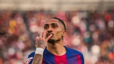 O brasileiro Raphinha deu um show, e o Barcelona goleou o Sevilla por 5 a 2 neste domingo (15), no Camp Nou, em partida válida pela 28ª rodada do Campeonato Espanhol.nnO camisa 11 anotou três gols, sendo dois de pênalti. Dani Olmo e João Cancelo também balançaram as redes pelo Barça. Já Oso e Djibril Sow marcaram pelo Sevilla.nnCom a vitória, o Barcelona chegou aos 60 pontos, quatro a mais que o Real Madrid, que venceu o Elche por 4 a 1 nesse sábado (14). O Sevilla, por sua vez, ocupa a 14ª posição, com 31 pontos.nNa próxima rodada, o Barcelona recebe o Rayo Vallecano, enquanto o Sevilla joga em casa contra o Valencia.nhttps://stories.cnnbrasil.com.br/esportes/ruptura-de-ligamento-cruzado-anterior-o-que-e-a-lesao-sofrida-por-rodrygo/