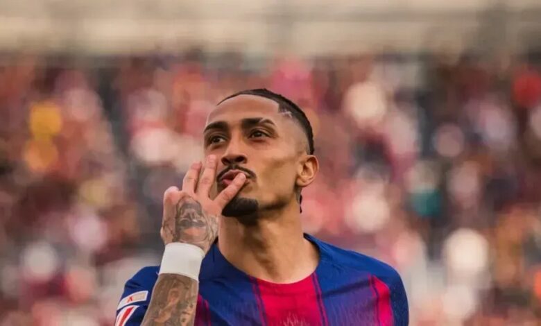 O brasileiro Raphinha deu um show, e o Barcelona goleou o Sevilla por 5 a 2 neste domingo (15), no Camp Nou, em partida válida pela 28ª rodada do Campeonato Espanhol.nnO camisa 11 anotou três gols, sendo dois de pênalti. Dani Olmo e João Cancelo também balançaram as redes pelo Barça. Já Oso e Djibril Sow marcaram pelo Sevilla.nnCom a vitória, o Barcelona chegou aos 60 pontos, quatro a mais que o Real Madrid, que venceu o Elche por 4 a 1 nesse sábado (14). O Sevilla, por sua vez, ocupa a 14ª posição, com 31 pontos.nNa próxima rodada, o Barcelona recebe o Rayo Vallecano, enquanto o Sevilla joga em casa contra o Valencia.nhttps://stories.cnnbrasil.com.br/esportes/ruptura-de-ligamento-cruzado-anterior-o-que-e-a-lesao-sofrida-por-rodrygo/