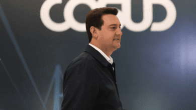 Com o favoritismo do governador do Paraná, Ratinho Jr., se consolidando no PSD, a definição do nome do partido para a disputa presidencial de 2026 entrou na reta final — e já começa a produzir efeitos fora da legenda.nUm dos possíveis movimentos envolve o marqueteiro do governador de Goiás, Ronaldo Caiado (PSD), Paulo Vasconcelos, sondado para integrar uma eventual campanha presidencial de Flávio Bolsonaro (PL).nInicialmente, a previsão era de que o PSD anunciasse o nome escolhido para concorrer ao Palácio do Planalto até abril. Agora, a previsão é de que isso ocorra ainda este mês.nnA tendência é que a decisão fique concentrada nas mãos de Gilberto Kassab. A proposta inicial de um processo mais amplo, com participação de especialistas, pesquisas qualitativas e fundadores do partido, foi sendo esvaziada à medida que o nome de Ratinho Jr. passou a reunir consenso interno — cenário reconhecido, inclusive, pelos demais pré-candidatos.nEsse avanço reposiciona o tabuleiro político e pressiona diretamente o entorno de Caiado. É nesse contexto que ganha força a movimentação em torno de Paulo Vasconcelos.nComo mostrou a CNN, a aproximação é vista por aliados de Flávio como parte de uma estratégia para reposicionar o senador, com acenos a um discurso mais moderado e voltado ao centro — justamente o eleitorado que o PSD mira ao projetar uma candidatura competitiva nacionalmente. A escolha do profissional ligado a Caiado, com perfil técnico e trânsito em diferentes campos políticos, é interpretada como um movimento nessa direção.nReservadamente, segundo relatos de interlocutores ouvidos pela CNN, Vasconcelos tem afirmado que não abre mão de cumprir o compromisso firmado com Caiado, caso o governador leve adiante a candidatura. O marqueteiro é conhecido por exigir autonomia na condução das campanhas e por trabalhar com equipes sob sua própria estrutura de confiança.nAinda assim, o primeiro contato com Flávio foi bem avaliado, de acordo com esses relatos. A leitura, entre aliados, é que o canal segue aberto, condicionado ao desfecho no PSD, e que a disputa interna do partido pode acabar influenciando não apenas a definição de candidaturas, mas também o reposicionamento de atores relevantes no campo da direita para 2026.nhttps://www.youtube.com/watch?v=JrKabN7ld9c