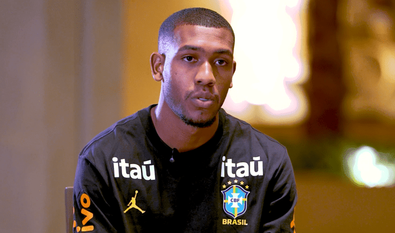 Rayan, ex-jogador do Vasco e hoje no Bournemouth, celebrou a primeira convocação para a Seleção Brasileira. Em um vídeo gravado pela CBF TV, o atleta ainda destacou a importância do Cruzmaltino em sua formação, além de citar o treinador do Brasil, Carlo Ancelotti.n“Cara, eu estou muito feliz. O sonho de criança está se realizando, não só para mim, mas para minha mulher, para minha família também. Estou realizando o sonho”, iniciou Rayan.nnO atleta ainda comentou sobre como reagiu ao chamado do técnico italiano no momento do anúncio da convocação.n“Fiquei muito feliz. Foi um momento que eu não estava esperando. Sabia que estava na pré-lista, mas não sabia que ia ser convocado. Fiquei muito feliz na hora. Estou muito feliz até hoje, foi um sonho para mim”, afirmou.nnRayan exalta o VasconCria do Vasco, Rayan jogou 99 partidas pelo clube antes de ser contratado pelo Bournemouth, da Inglaterra. Ao todo, ele fez 23 gols e distribuiu três assistências. Na chegada à Seleção Brasileira, ele destacou a importância do Cruzmaltino nesse conquista.n“Sim, o Vasco foi muito impactante nessa trajetória. Desde o ano passado, que eu estava no Vasco, eu fiz um um trabalho muito bom lá. Agora que estou no Bournemouth , sigo fazendo um trabalho muito muito importante, jogando bem. O professor viu e me deu essa oportunidade agora. E o Vasco também foi uma trajetória muito importante para mim também”, disse.nAlém disso, o atacante ainda celebrou a chance de ser treinado por Carlo Ancelotti. O ex-Vasco revelou ansiedade para a parceria.n“O mister é um treinador muito muito vitorioso. Já ganhou muitos títulos na carreira dele. Agora está esperando ganhar o título com a camisa da Seleção Brasileira, camisa mais pesada do mundo. E tô muito ansioso para trabalhar com ele, espero que dê tudo certo”, disse.nApós se destacar em 2025 com a camisa do Vasco, Rayan foi contratado pelo Bournemouth, clube da Premier League. Na Inglaterra, ele tem se destacado. São oito jogos, dois gols marcados e uma assistência distribuída.nhttps://www.youtube.com/watch?v=-2HaMY-Uij4