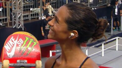 Atual campeã e favorita novamente ao título, a brasileira Rayssa Leal avançou para a final do Mundial de Skate street feminino neste sábado (7), em São Paulo. A decisão acontece neste domingo (8).nRayssa estreou na competição já nas quartas de final, quando fez uma exibição padrão suficiente para avançar às semis. Neste sábado (7), ela elevou seu nível e avançou para a final em segundo somando 142.52 pontos.nnComo de costume, Rayssa terá japonesas como principais adversárias, como Ibuki Matsumoto, que avançou em terceiro, e as medalhistas olímpicas Funa Nakaiama e Coco Yoshizawa. A última foi a maior pontuadora das semis, com 146.07, e deve brigar pelo título com a brasileira.nOutra brasileira na disputa das semifinais, Gabi Mazetto terminou em 12°, com 102.22 pontos, dando adeus ao torneio.nA final começa às 11h15 (de Brasília) deste domingo (8), em São Paulo.nRayssa em mundiaisnRayssa Leal vai em busca do seu sexto pódio seguido em Mundiais. Ela venceu a competição em 2022/23 e em 2024. São dois títulos nas últimas três edições.nSe vencer, ela vai deixar a estadunidense Lacey Baker e a japonesa Aori Nishimura para trás e se tornar a maior campeã mundial do street feminino.nA brasileira abriu a temporada conquistando a etapa de Sidney da Street League Skateboarding (SLS), outra competição renomada. A diferença é que só o Mundial dá pontos no índice para a próxima Olimpíada.nhttps://stories.cnnbrasil.com.br/esportes/qual-selecao-o-brasil-enfrentou-mais-vezes-nas-copas-confira/