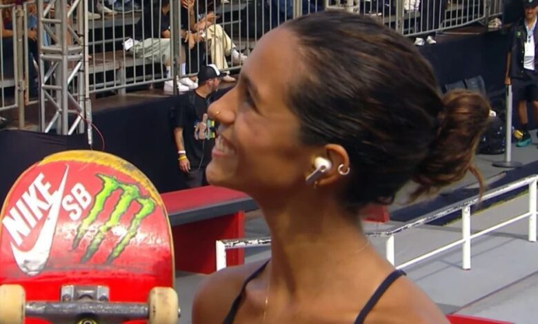 Atual campeã e favorita novamente ao título, a brasileira Rayssa Leal avançou para a final do Mundial de Skate street feminino neste sábado (7), em São Paulo. A decisão acontece neste domingo (8).nRayssa estreou na competição já nas quartas de final, quando fez uma exibição padrão suficiente para avançar às semis. Neste sábado (7), ela elevou seu nível e avançou para a final em segundo somando 142.52 pontos.nnComo de costume, Rayssa terá japonesas como principais adversárias, como Ibuki Matsumoto, que avançou em terceiro, e as medalhistas olímpicas Funa Nakaiama e Coco Yoshizawa. A última foi a maior pontuadora das semis, com 146.07, e deve brigar pelo título com a brasileira.nOutra brasileira na disputa das semifinais, Gabi Mazetto terminou em 12°, com 102.22 pontos, dando adeus ao torneio.nA final começa às 11h15 (de Brasília) deste domingo (8), em São Paulo.nRayssa em mundiaisnRayssa Leal vai em busca do seu sexto pódio seguido em Mundiais. Ela venceu a competição em 2022/23 e em 2024. São dois títulos nas últimas três edições.nSe vencer, ela vai deixar a estadunidense Lacey Baker e a japonesa Aori Nishimura para trás e se tornar a maior campeã mundial do street feminino.nA brasileira abriu a temporada conquistando a etapa de Sidney da Street League Skateboarding (SLS), outra competição renomada. A diferença é que só o Mundial dá pontos no índice para a próxima Olimpíada.nhttps://stories.cnnbrasil.com.br/esportes/qual-selecao-o-brasil-enfrentou-mais-vezes-nas-copas-confira/
