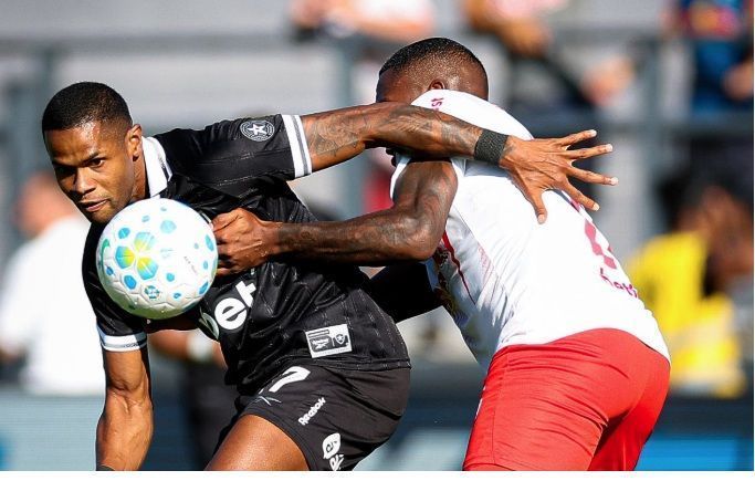 O Botafogo venceu o Red Bull Bragantino por 2 a 1 na tarde deste sábado (21), no Estádio Cícero de Souza Marques, em Bragança Paulista. O jogo foi válido pela oitava rodada da Série A do Campeonato Brasileiro.nCom o resultado, o Glorioso quebrou um jejum de quatro jogos sem vitórias na competição. A equipe não vencia no torneio desde a estreia, quando goleou o Cruzeiro por 4 a 0. O triunfo deixa o time comandado por Martín Anselmi na 15ª posição da tabela com seis pontos.nnJá o Red Bull Bragantino permanece em queda livre no Brasileiro. O Massa Bruta não vence há seis rodadas na competição e neste momento ocupa a 12ª posição com oito pontos.nNa próxima rodada, o Botafogo visita o Athletico-PR, na Arena da Baixada, no domingo (29), às 18h30. O Bragantino, por sua vez, recebe o Flamengo, no dia 1° de abril, em horário ainda a ser confirmado.nLance polêmico no começonJoaquin Correa invade a área, arma o chute e cai pedindo pênalti na chegada de Gabriel. O árbitro Lucas Casagrande mandou a jogada seguir, porém o VAR analisou a jogada e chamou o juíz ao vídeo para rever a jogada.nPênalti marcado e gol do BotafogonApós checagem no VAR, Lucas Casagrande marca a penalidade. Na sequência, Alex Telles cobra e desloca o goleiro Cleiton para a esquerda, enquanto a bola balança as redes do outro lado.nMilagre de RaulnO Bragantino chegou com perigo pela primeira vez aos 11 minutos. Após cruzamento na medida de Juninho Capixaba, Lucas Barbosa aparece na segunda trave e cabeceia para o gol, porém Raul impede a entrada da bola com uma grande defesa em cima da linha.nPressão do Massa BrutanLucas Barbosa e Raul seguiam com o seu duelo individual. O meia conduziu a bola da ponta direita para dentro e da entrada da área arriscou uma bomba no alto. O goleiro do Botafogo se esticou e fez mais uma defesa difícil.nGol do Red Bull BragantinonLucas Barbosa! Na terceira tentativa, o camisa 21 não perdoou. Ele recebeu a bola dentro da área e tocou na saída de Raul para empatar o jogo.nBotafogo na frente novamentenDanilo cobra escanteio com muita precisão pela esquerda, Alexander Barboza sobe no segundo andar na marca da cal e testa firme de cabeça para marcar o segundo do Botafogo, 2 a 1 para os visitantes.nBragantino tenta, mas para em Raul nos minutos finaisnO jogo foi agitado na reta final. Os donos da casa tiveram algumas oportunidades para empatar a partida, mas viram Raul fazer grandes defesas e segurar o resultado para o Botafogo.nAos 43, Isidro Pitta recebe cruzamento livre na segunda trave e cabeceia forte para grande intervenção do arqueiro adversário.nTrês minutos depois, Juninho Capixaba levanta a bola na segunda trave e Gustavo Marques testa de cabeça para grande defesa do goleiro botafoguense.nPor fim, aos 49, Davi Gomes arriscou um chute da entrada da área e a bola passou com perigo à esquerda do gol tirando tinta da trave.